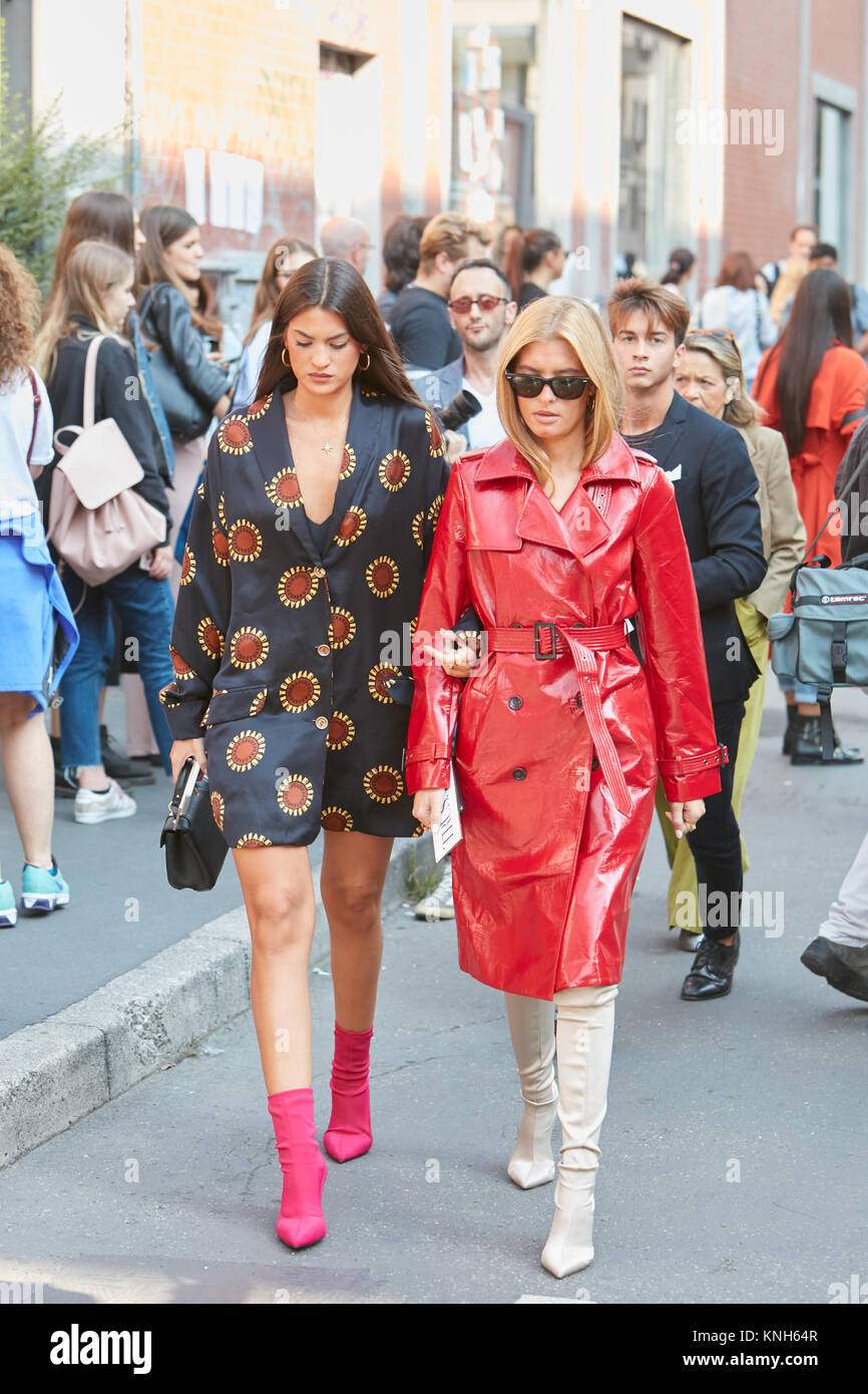 Milano - 24 settembre: Le donne con red trench coat e giacca con girasoli design a piedi prima di Trussardi fashion show, la Settimana della Moda Milanese street st Foto Stock