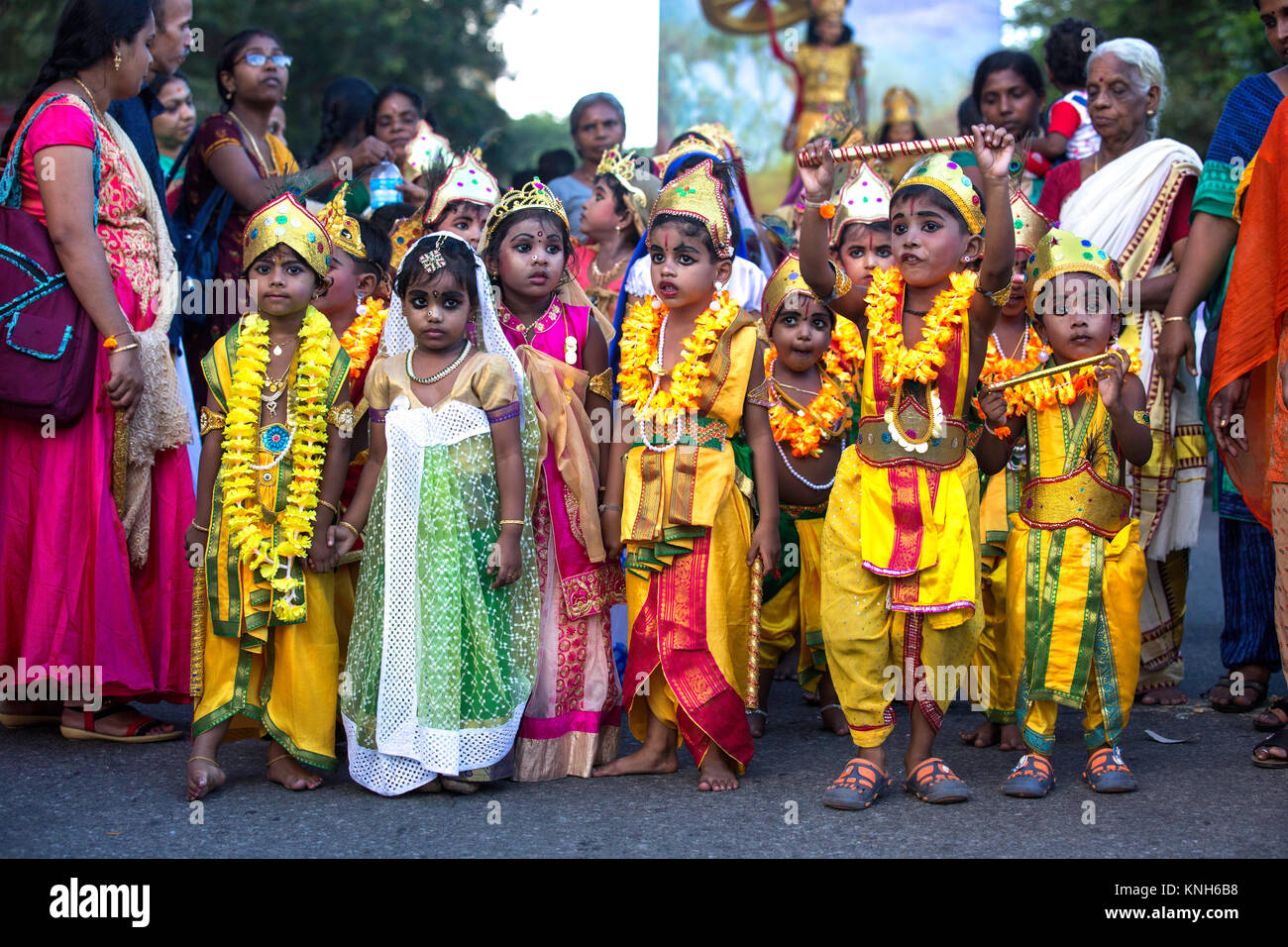 I bambini vestiti come krishna-radha,colorfulful costumi durante il maha sobha yathra,krishna janmashtami,bala gokulam celebrazione,thrissur,Kerala, India, Foto Stock