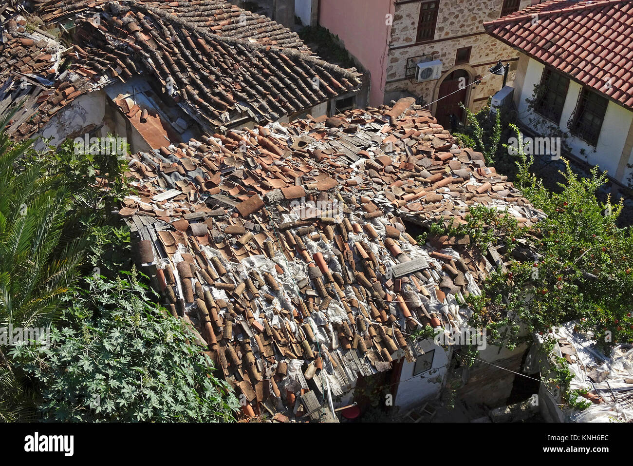 Sgangherato vecchi tetti delle case osmanian a Kaleici, la città vecchia di Antalya, riviera turca, Turchia Foto Stock