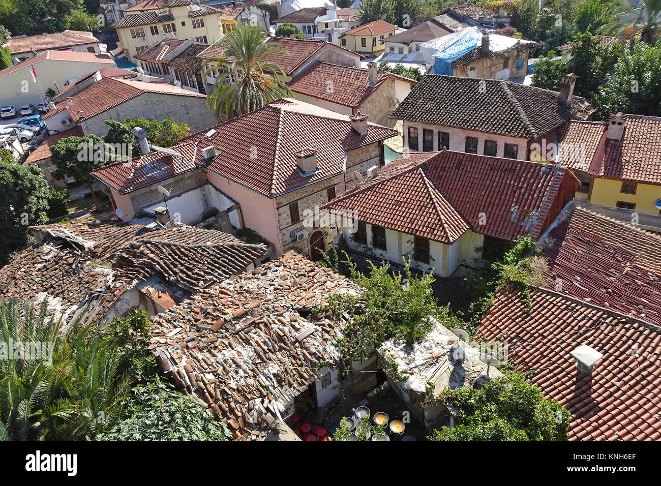 Sgangherato vecchi tetti delle case osmanian a Kaleici, la città vecchia di Antalya, riviera turca, Turchia Foto Stock