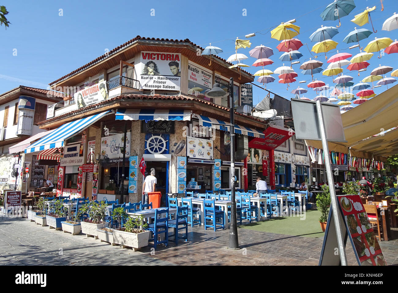 Gastronomia a ombrello street, 2.Inoenue Sokak, Kaleici, antica di Antalya, riviera turca, Turchia Foto Stock
