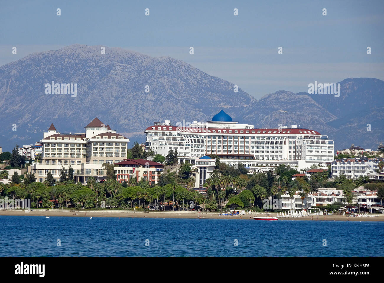 Hotel Side Prenses presso la spiaggia di lato dietro le montagne del taurus, riviera turca, Turchia Foto Stock