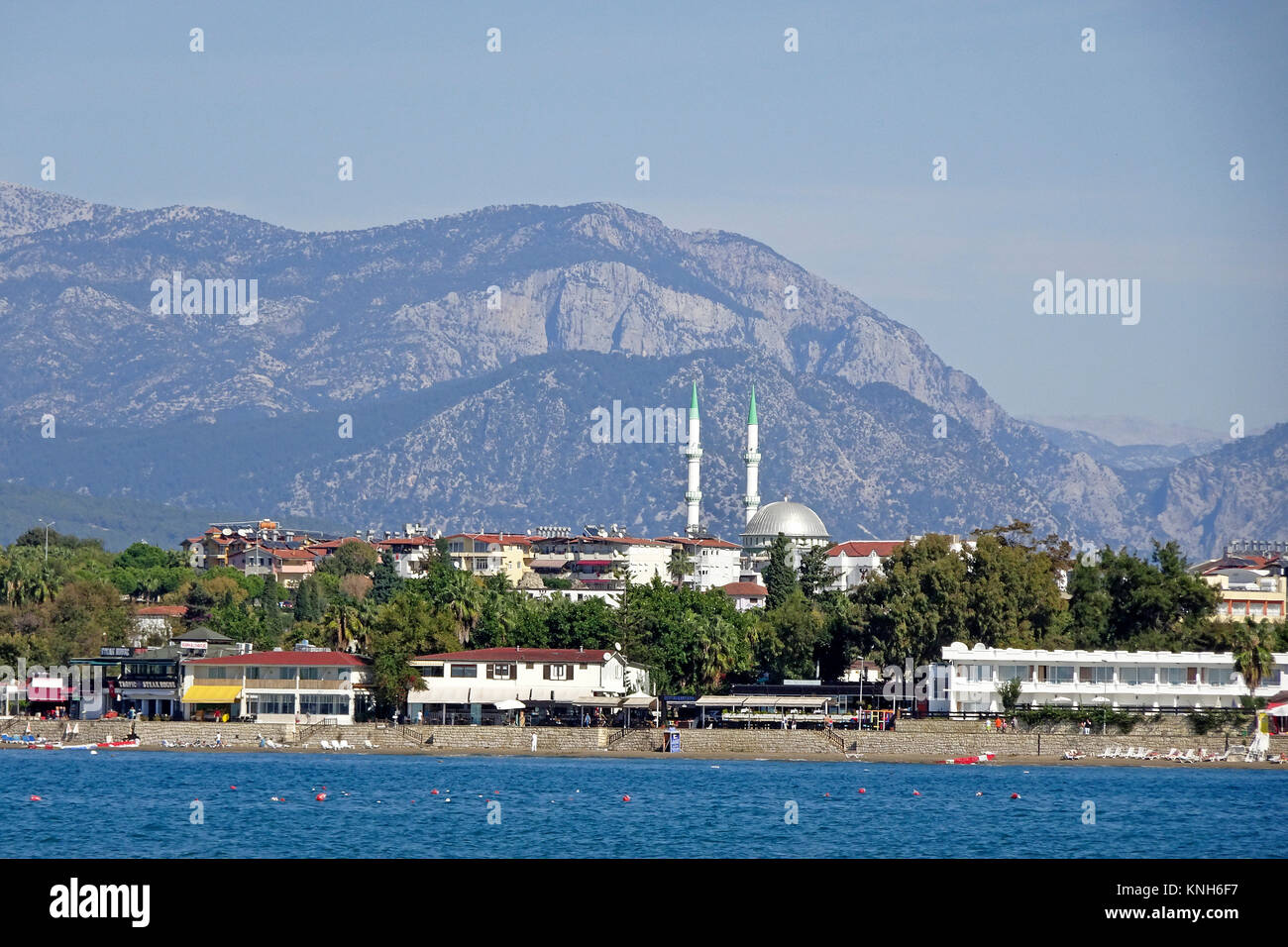 Spiaggia e alberghi, dietro la Moschea Fatith e sui monti Taurus, laterale riviera turca, Turchia Foto Stock