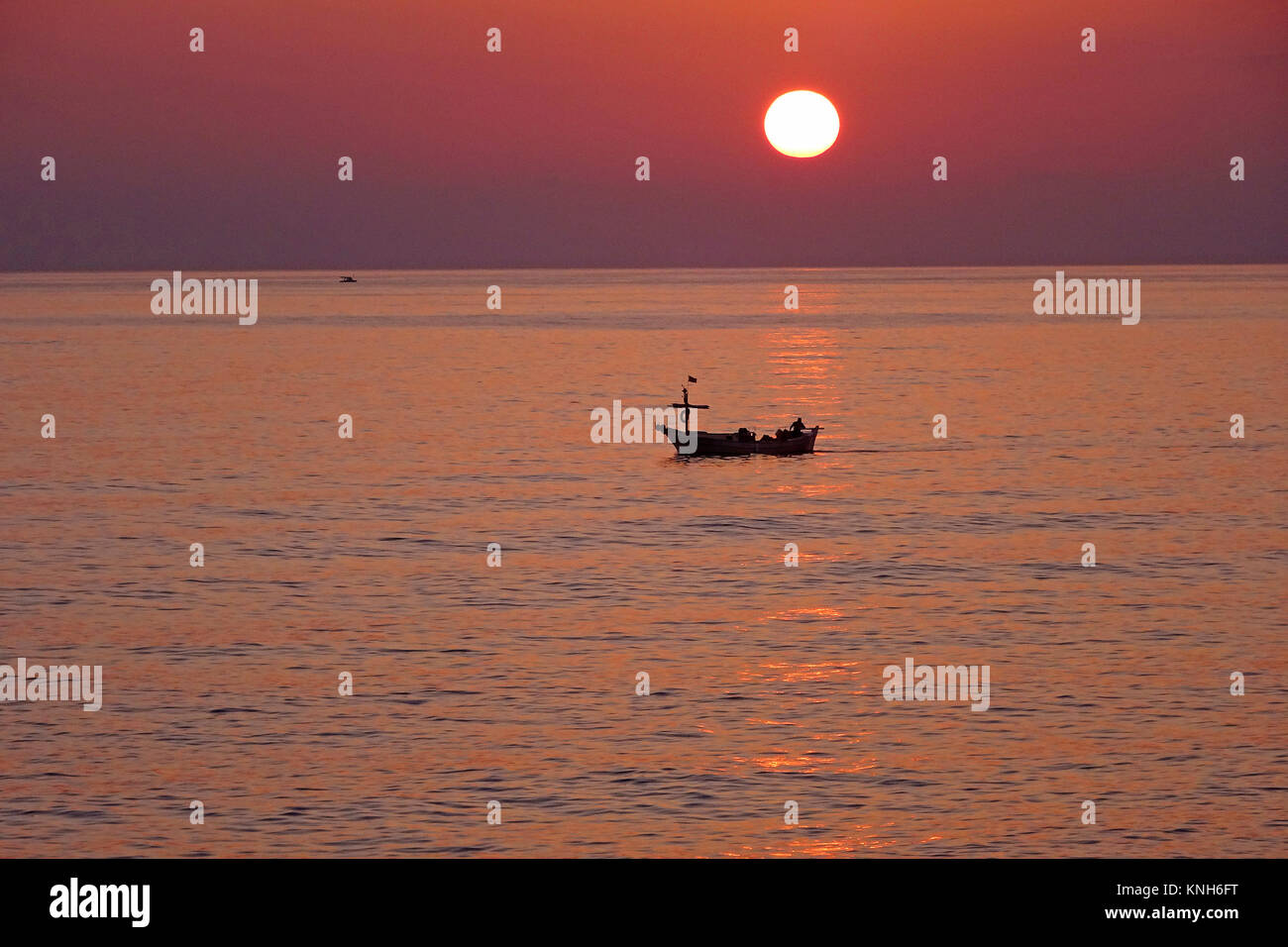Piccole barche da pesca sul mare al tramonto, Alanya, riviera turca, Turchia Foto Stock