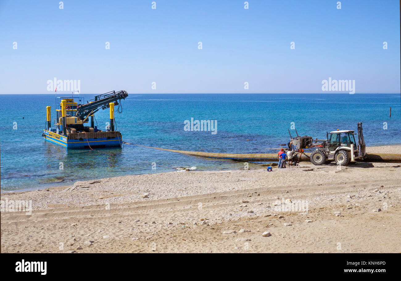 Draga galleggiante la riparazione di tubazioni in spiaggia, Alanya, riviera turca, Turchia Foto Stock