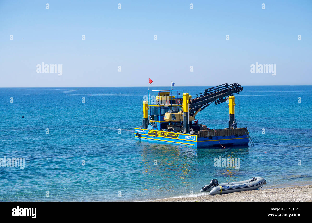 Draga galleggiante la riparazione di tubazioni in spiaggia, Alanya, riviera turca, Turchia Foto Stock