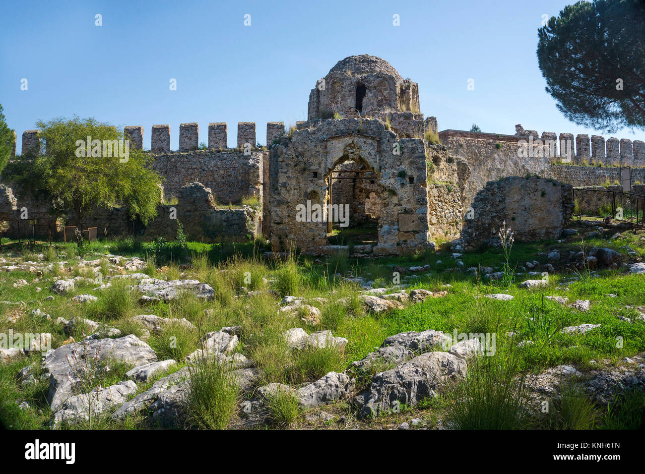 Le rovine della vecchia chiesa bizantina a Cittadella sulla collina del castello, seljuk età, Alanya, riviera turca, Turchia Foto Stock