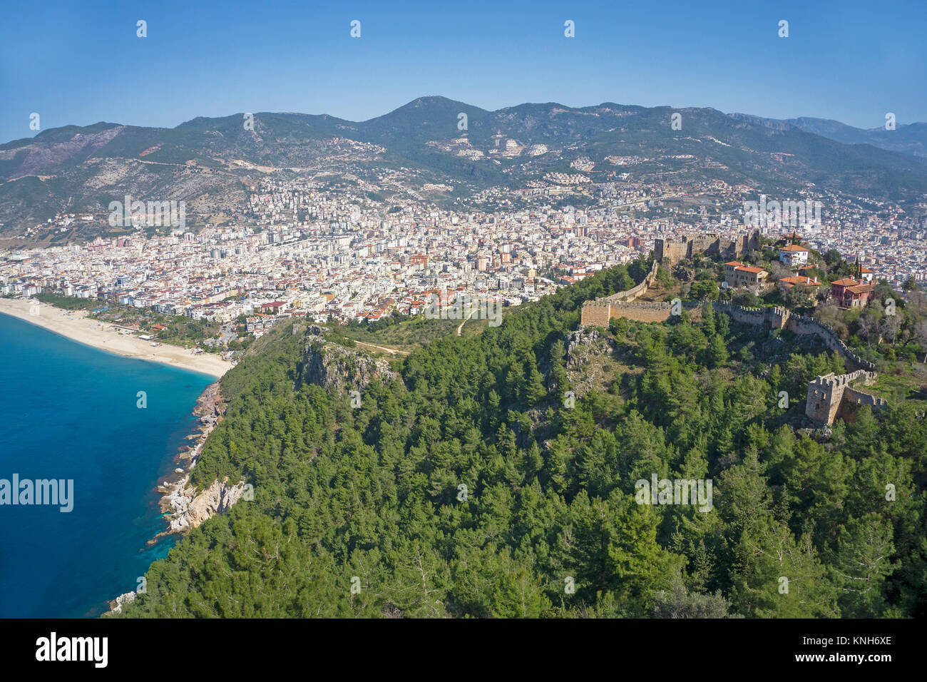 Vista dalla collina del castello sulla città di Alanya con spiaggia di Cleopatra, riviera turca, Turchia Foto Stock