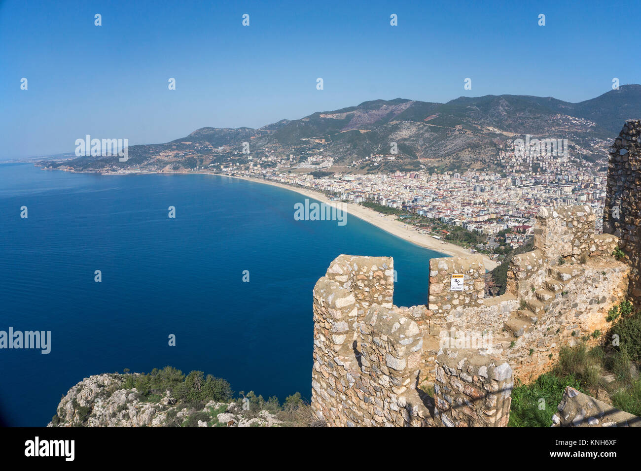 Vista dalla collina del castello sulla città di Alanya con spiaggia di Cleopatra, riviera turca, Turchia Foto Stock