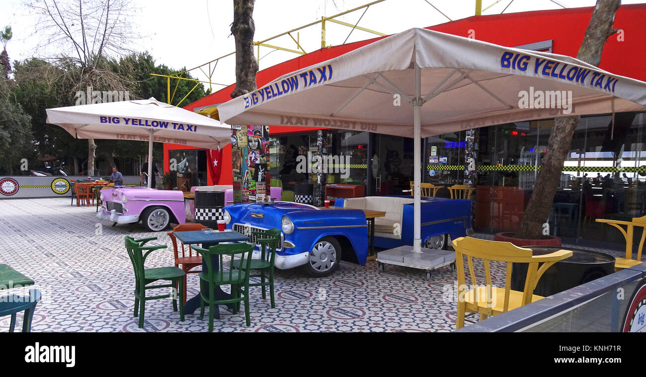 Stilistici di Coffee shop con decorativ Oldtimer a Alanya city, riviera turca, Turchia Foto Stock