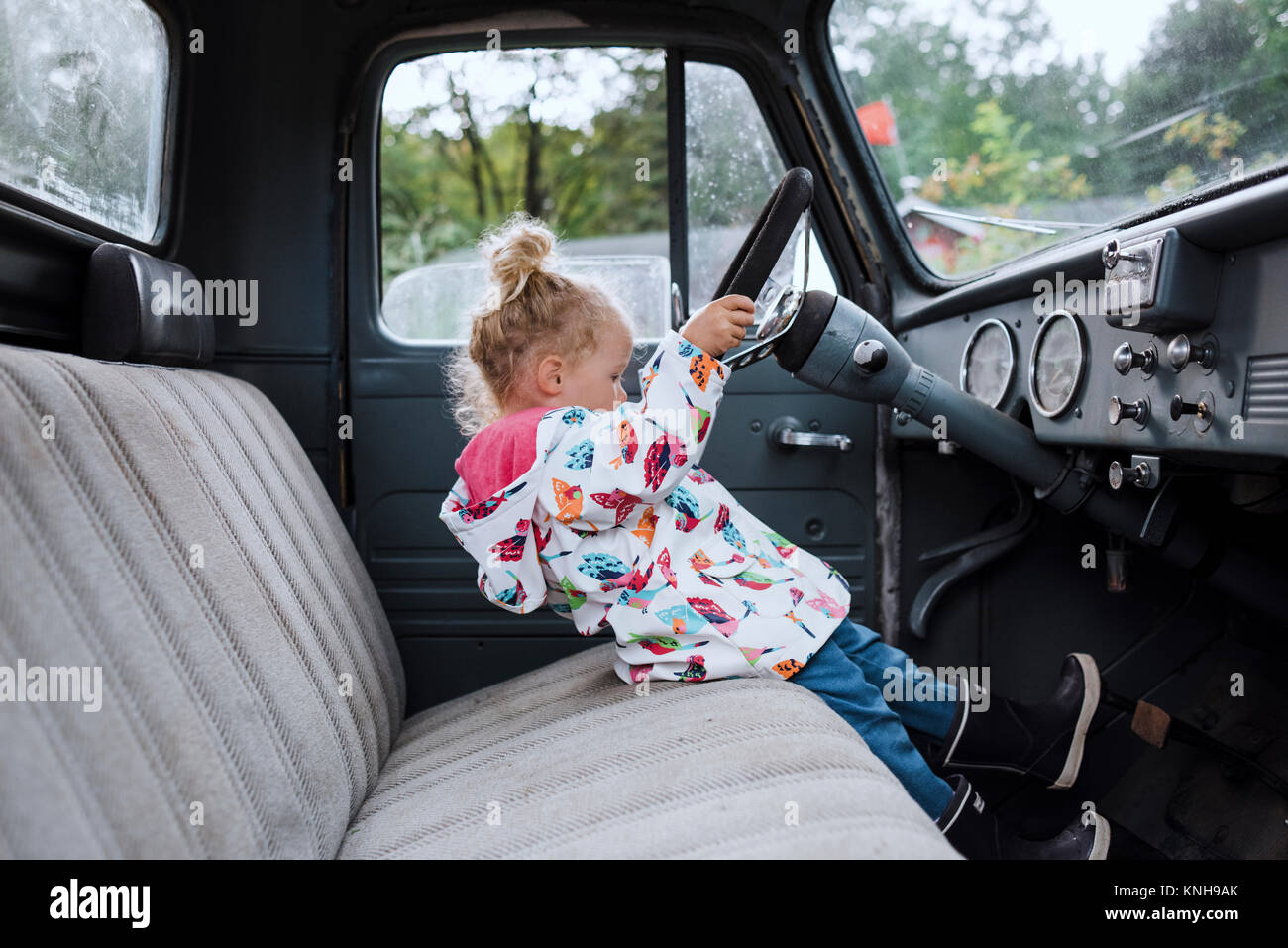 Vista laterale della ragazza auto pilotaggio Foto Stock