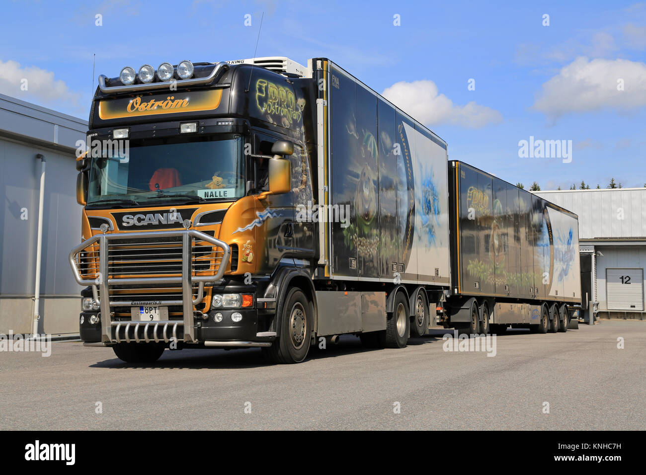 FORSSA, Finlandia - Agosto 23, 2014: FORSSA, Finlandia - Agosto 23, 2014: accessoriata Scania V8 camion con rimorchio trasporta alimenti congelati in un magazzino. In t Foto Stock
