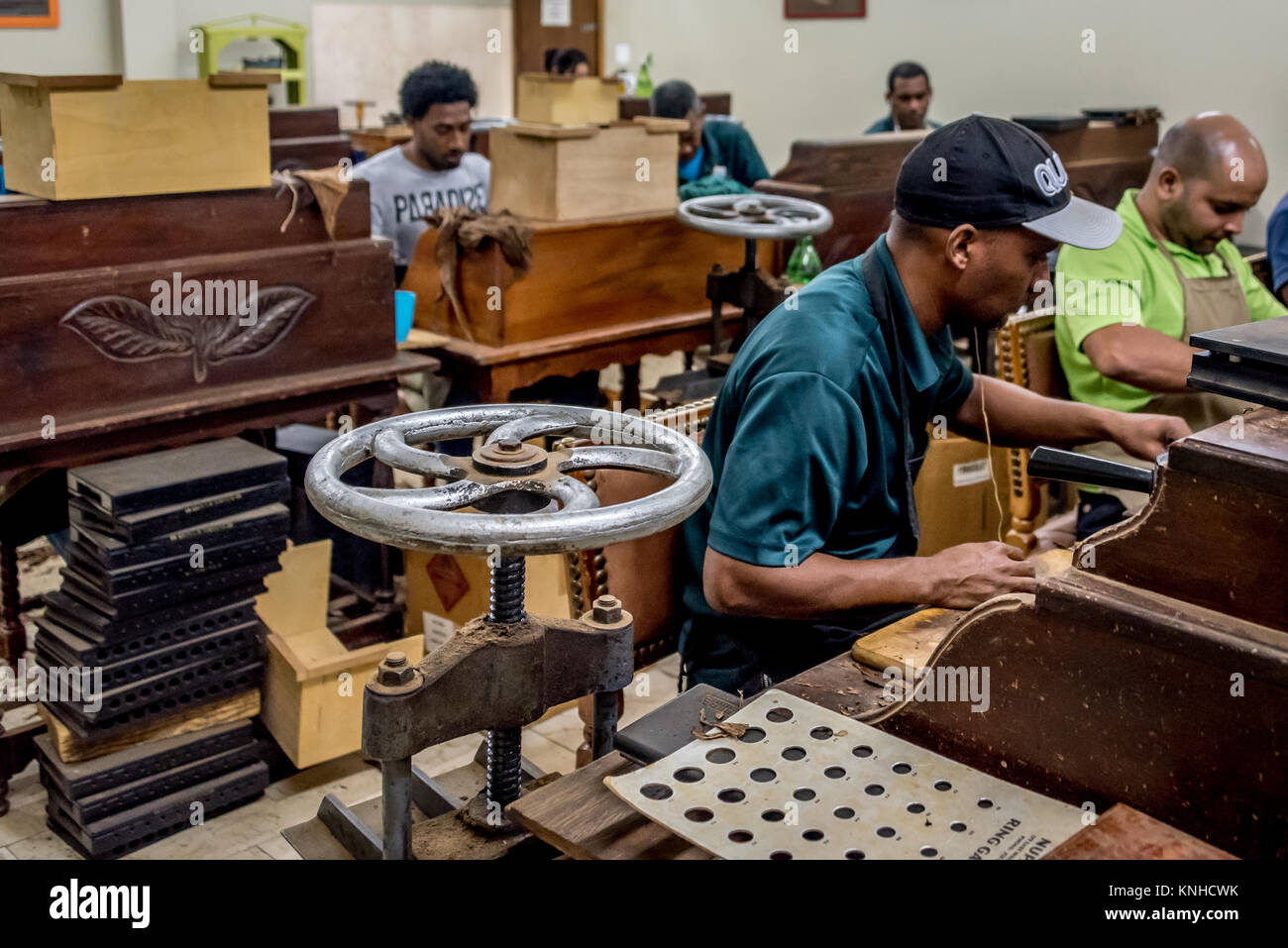 Lavoratori presso il sigaro Graycliff Company a Nassau, Bahamas, arrotolare sigari. I turisti e gli amanti del sigaro possono tour della fabbrica. Foto Stock