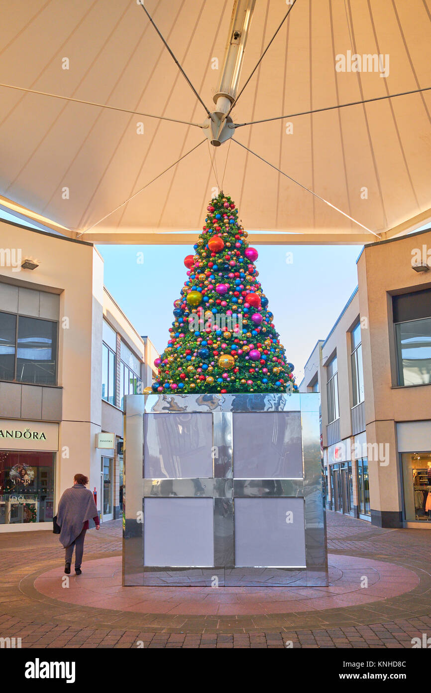 Albero di Natale artificiale sotto la tettoia all'Willow Place Shopping parata nel centro della cittadina di Corby, Inghilterra, 2017. Foto Stock