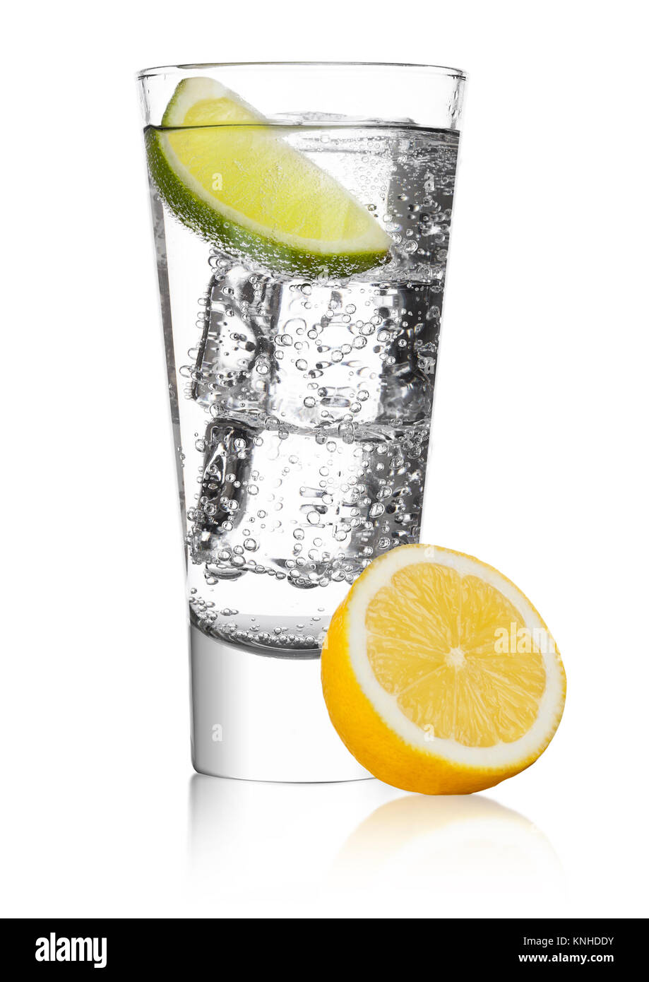 Bicchiere di acqua frizzante soda limonata bevande con ghiaccio e calce  fetta di limone su sfondo bianco Foto stock - Alamy