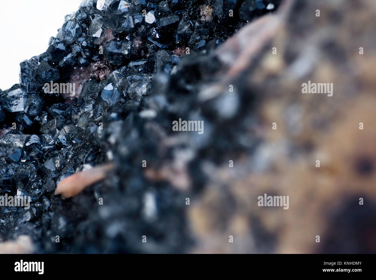 Extreme close up di minerale Cerussite isolate su sfondo bianco Foto Stock