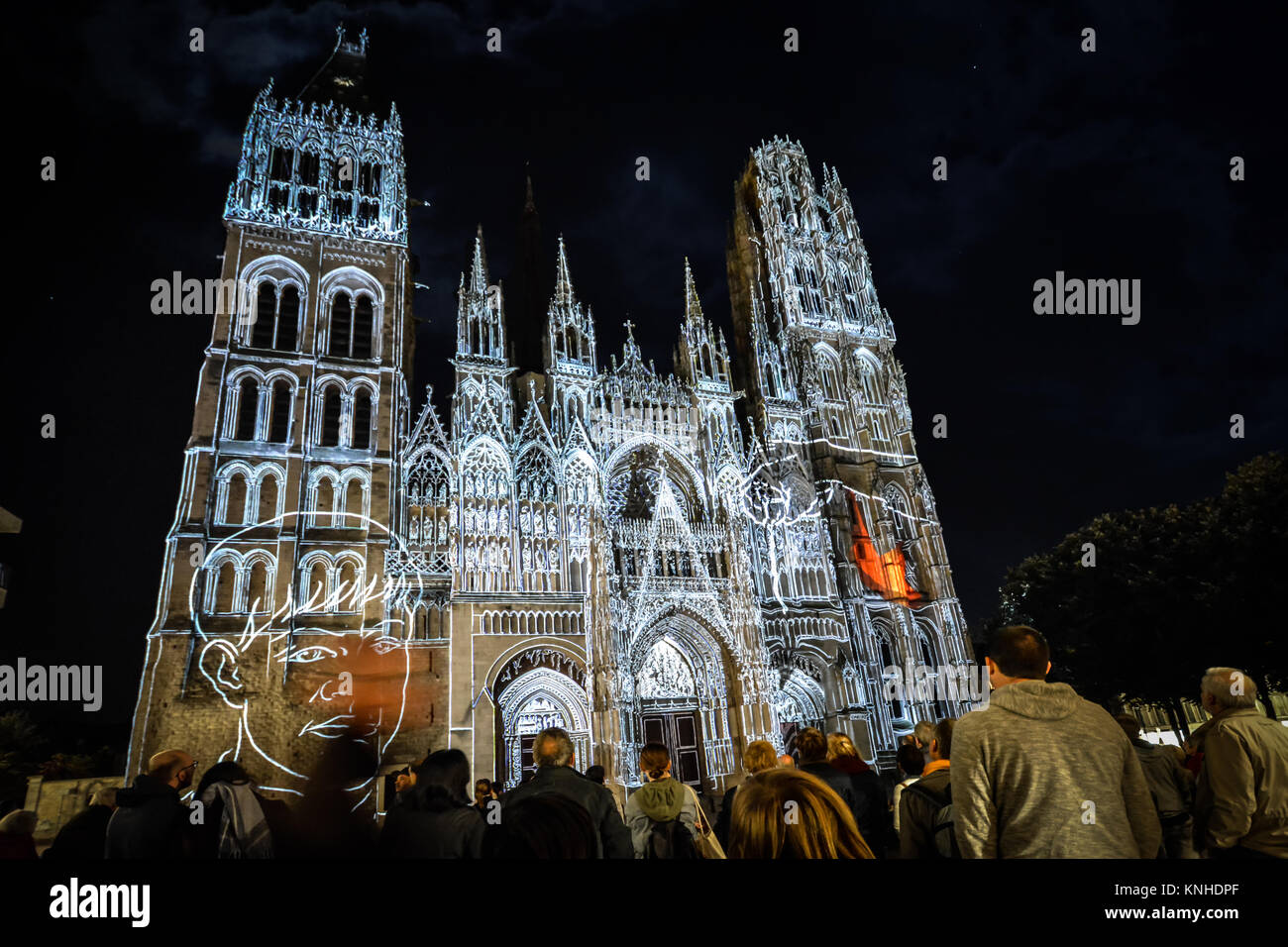 Rouen la cattedrale di mostrare la luce illumina la cattedrale gotica in Normandia città di Rouen Francia a tarda sera Foto Stock