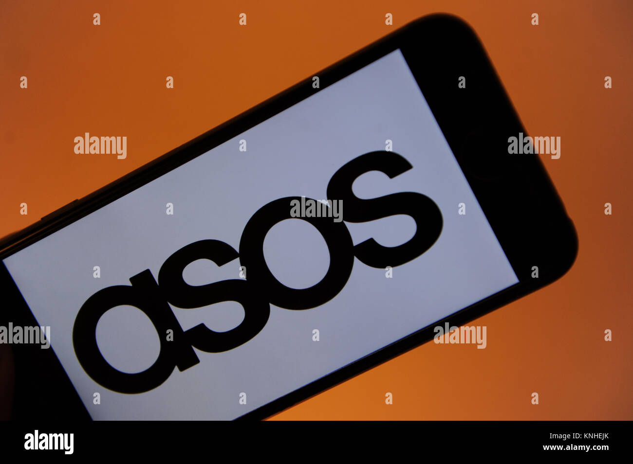 Il ASOS logo su un telefono Foto stock - Alamy