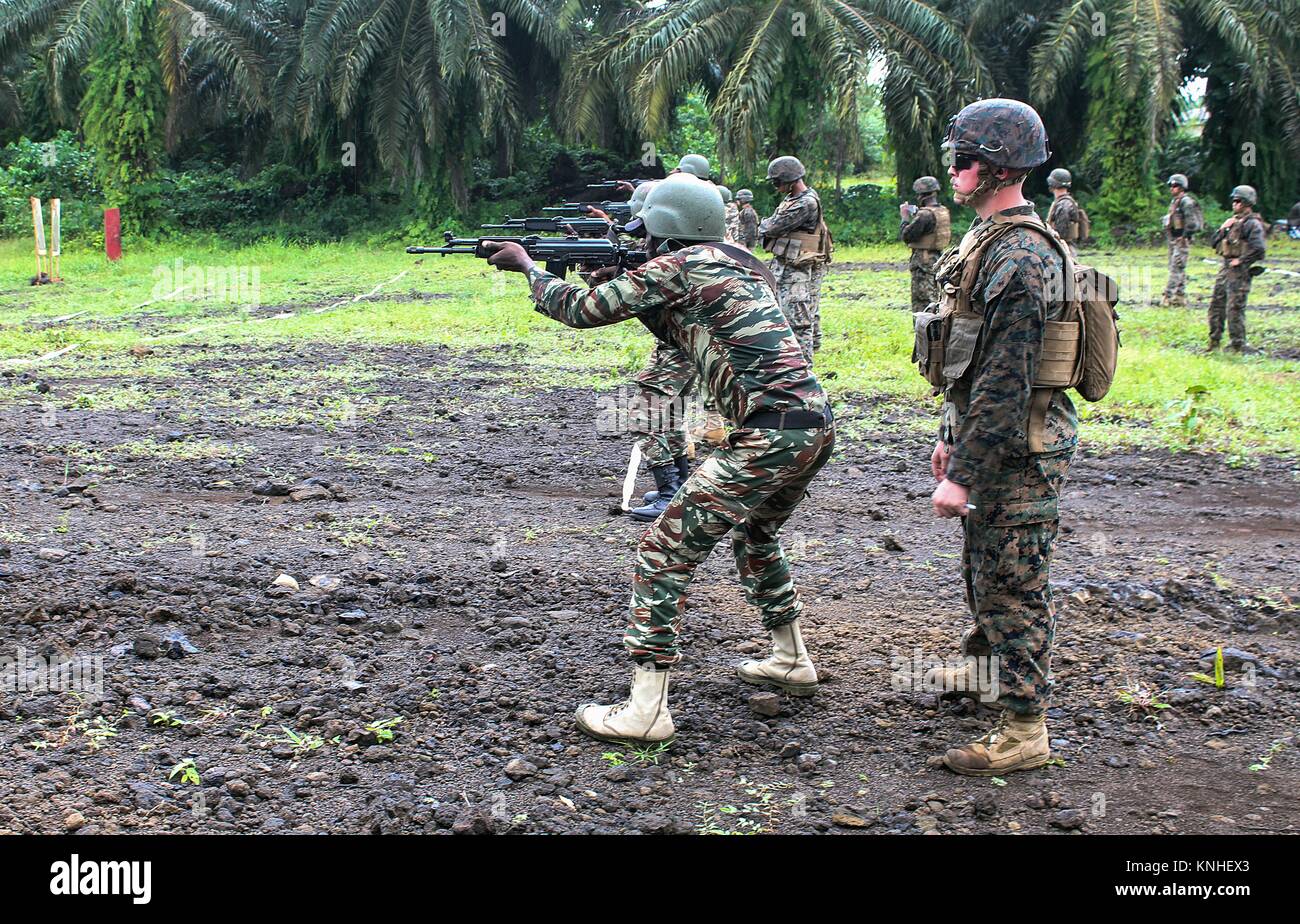 Stati Uniti Marines treno camerunese Commando navale azienda soldati nel maneggiamento delle armi ad una gamma di abilità di tiro Novembre 10, 2016 in Limbe, Camerun. (Foto di Alexander Mitchell via Planetpix) Foto Stock