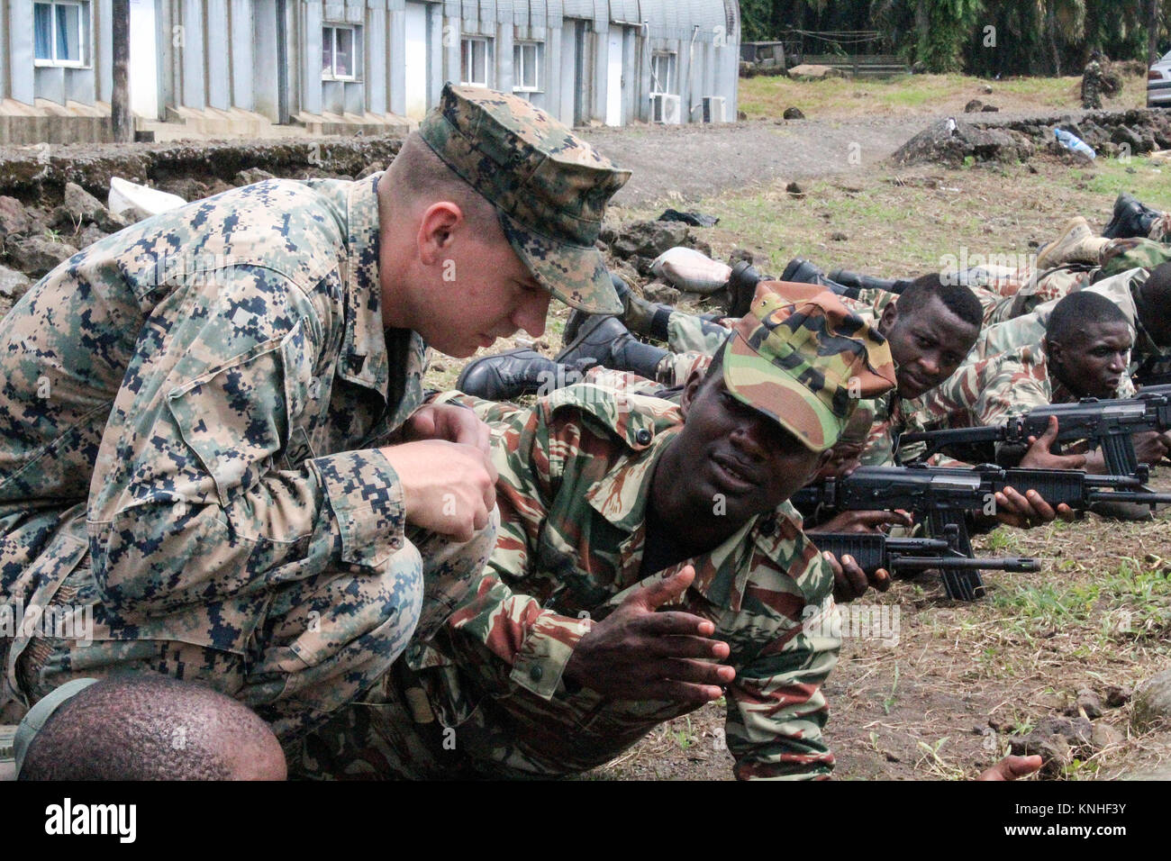 Stati Uniti Marines treno camerunese Commando navale azienda soldati nel maneggiamento delle armi Novembre 10, 2016 in Limbe, Camerun. (Foto di Alexander Mitchell via Planetpix) Foto Stock