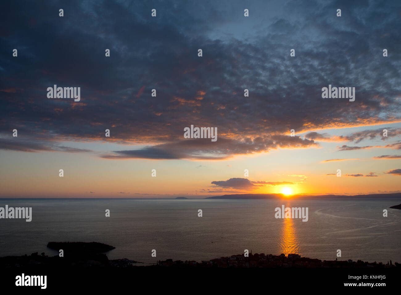 Un tramonto meraviglioso e le nuvole colorate sul mare di Kardamyli, Messenia, costa ovest della Grecia Foto Stock