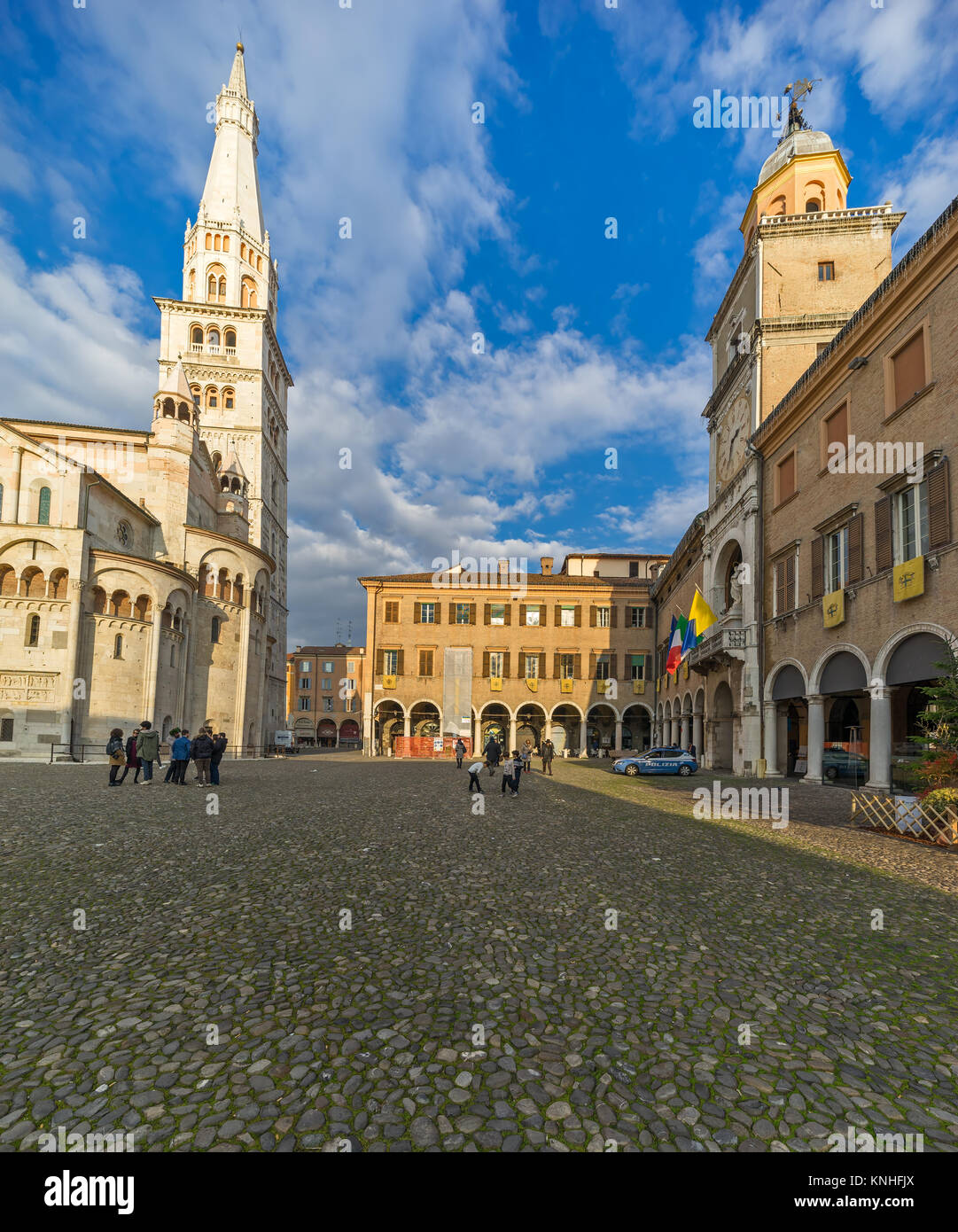 MODENA, Italia - 07 dicembre 2017: Turisti in Piazza Grande con il Duomo e la torre Ghirlandina, Italia Foto Stock