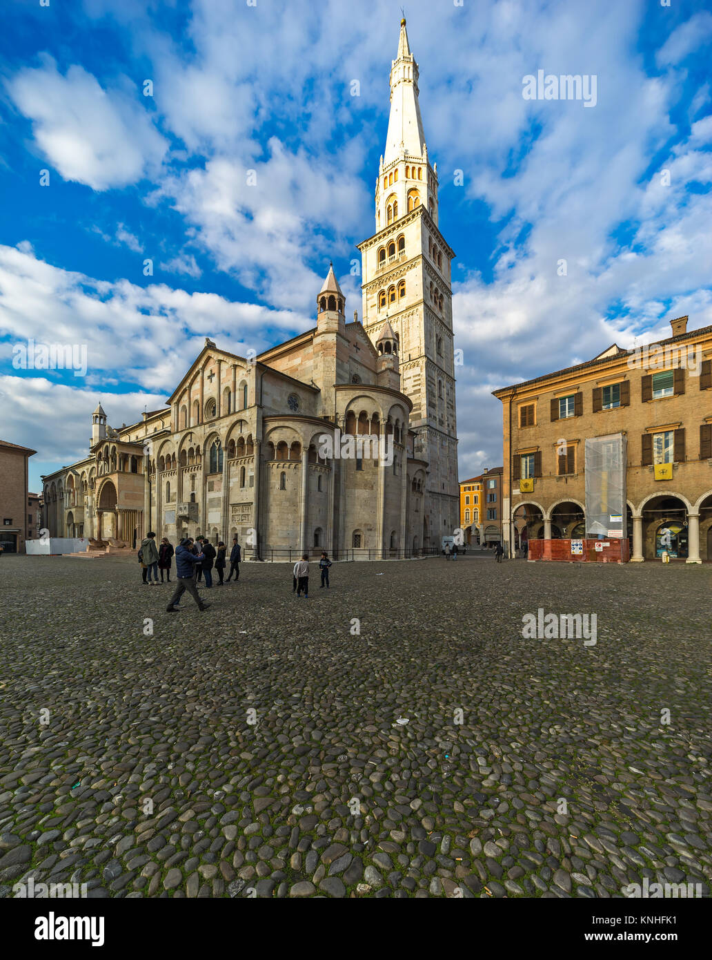 MODENA, Italia - 07 dicembre 2017: Turisti in Piazza Grande con il Duomo e la torre Ghirlandina, Italia Foto Stock