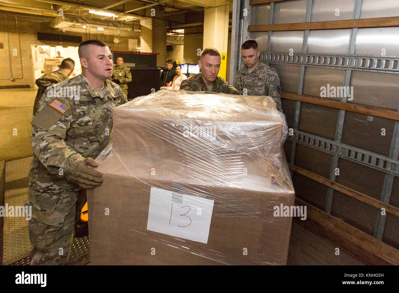 I soldati degli Stati Uniti il caricamento di una cassetta contenente materiali presidenziale su un carrello a U.S. Archivi Nazionali Ottobre 27, 2016 a Washington, DC. Gli archivi nazionali e Records Administration sono disposti per centinaia di milioni di testuali, elettroniche e di documenti audiovisivi dalla presidenza Obama per entrare nel futuro Obama Presidential Library di Chicago. (Foto di Jeff Reed tramite Planetpix) Foto Stock