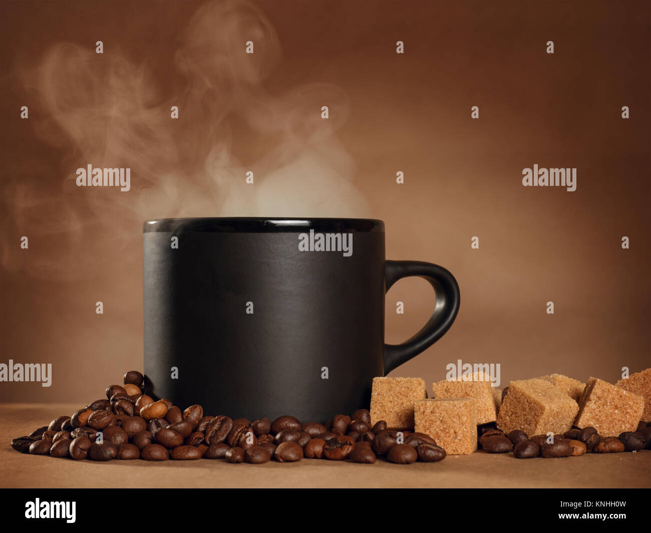 Il tema del caffè ancora in vita. Tazza di caffè con vapore, i chicchi di caffè e lo zucchero di canna su sfondo marrone Foto Stock