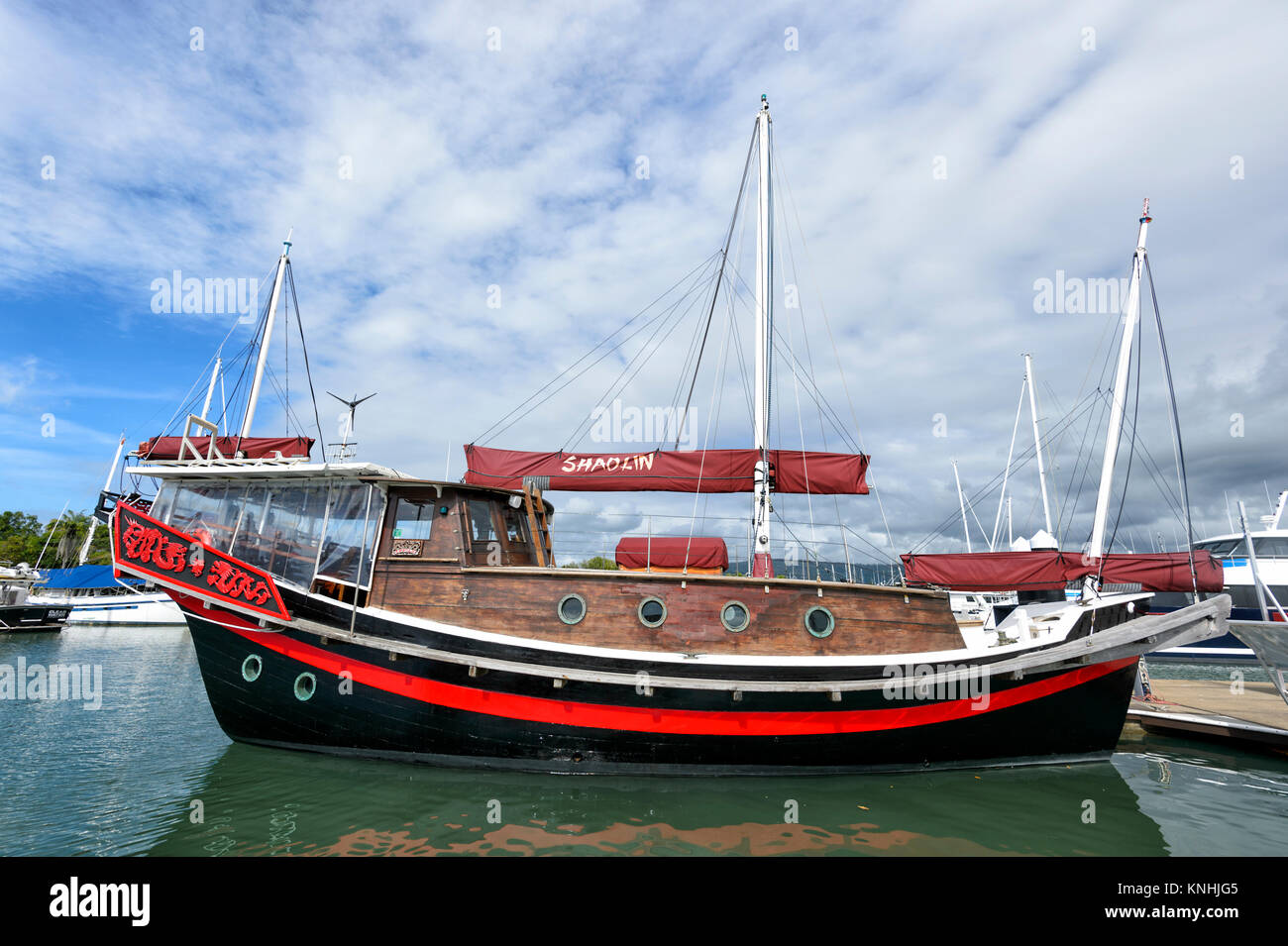 La giunca Cinese Shaolin è una crociera turistica barca presso il Reef Marina Port Douglas, estremo Nord Queensland, FNQ, QLD, Australia Foto Stock