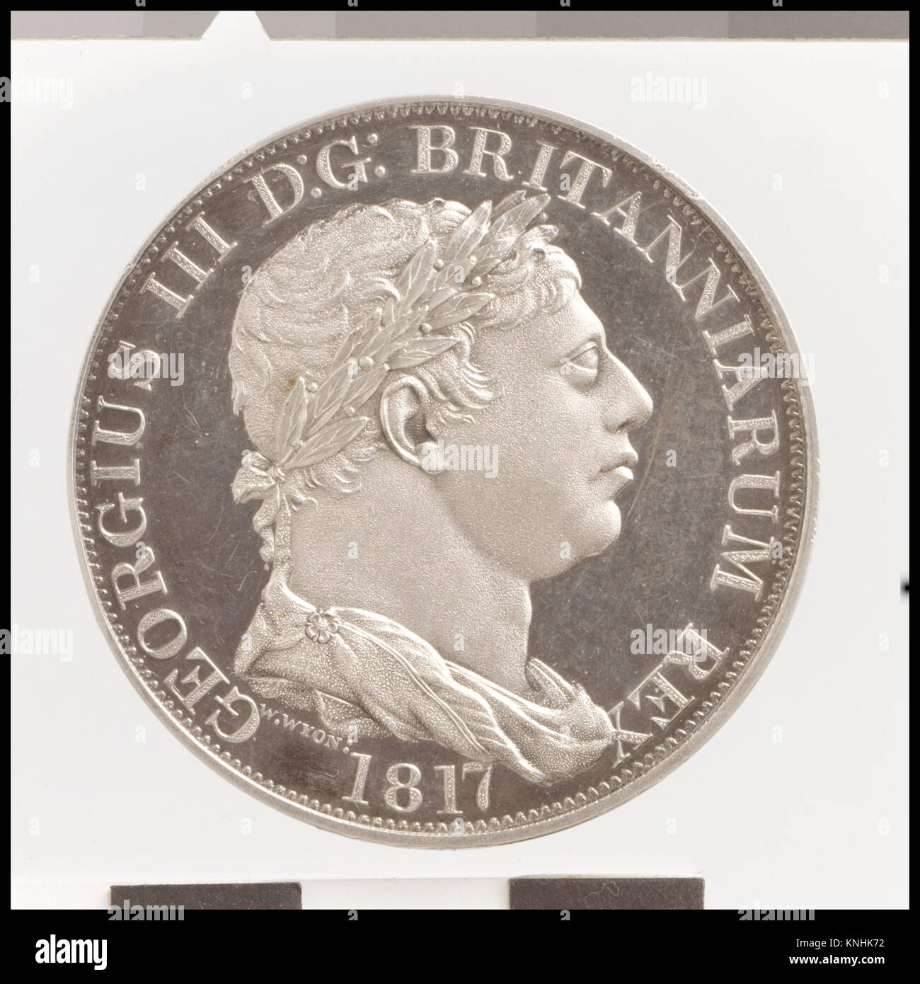 La corona incorrutta di Giorgio III è un notevole esempio di monetazione britannica, risalente al regno di re Giorgio III. La corona è segnata dal suo disegno distinto e faceva parte del sistema monetario reale durante quel periodo. È ospitato al Metropolitan Museum of Art Foto Stock