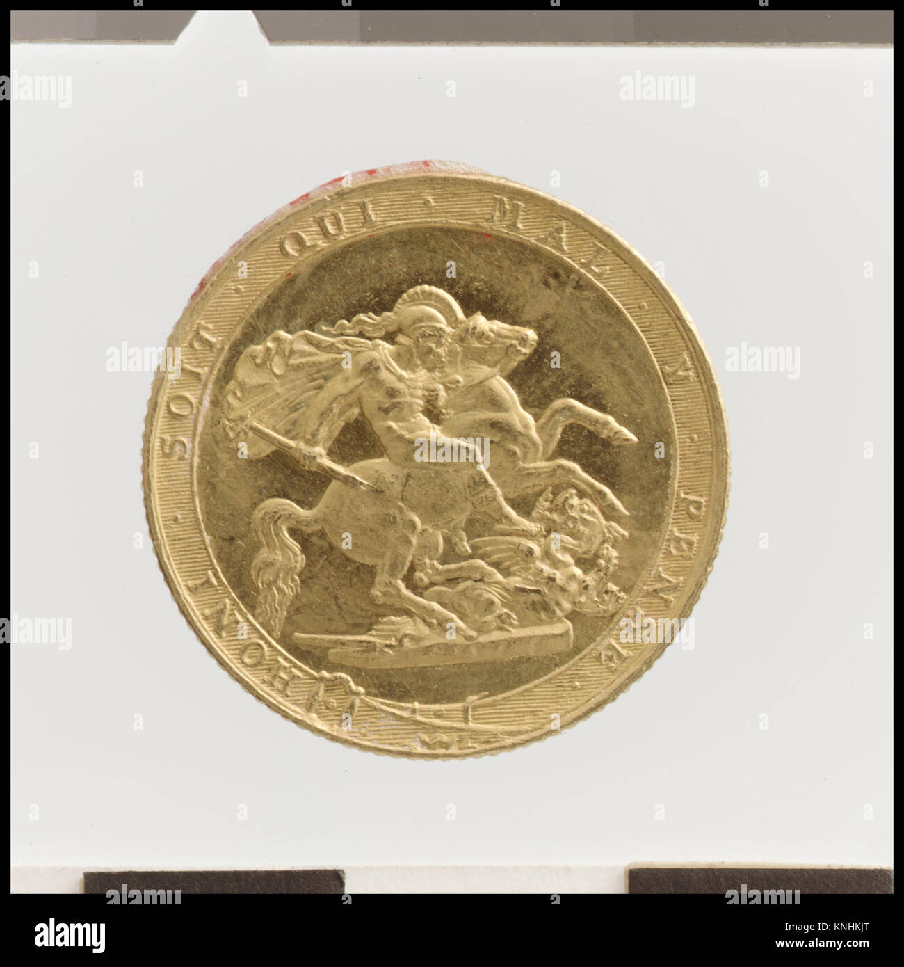 Questo modello sovrano di Giorgio III, parte della collezione MET, presenta un disegno inverso di St. George, che fu un motivo popolare sulla monetazione britannica tra la fine del XVIII e l'inizio del XIX secolo. Il disegno della moneta riflette sia la grandezza che il simbolismo associati alla monarchia britannica e all'esercito. Il sovrano era un simbolo di ricchezza e potere durante il suo periodo di circolazione. Foto Stock