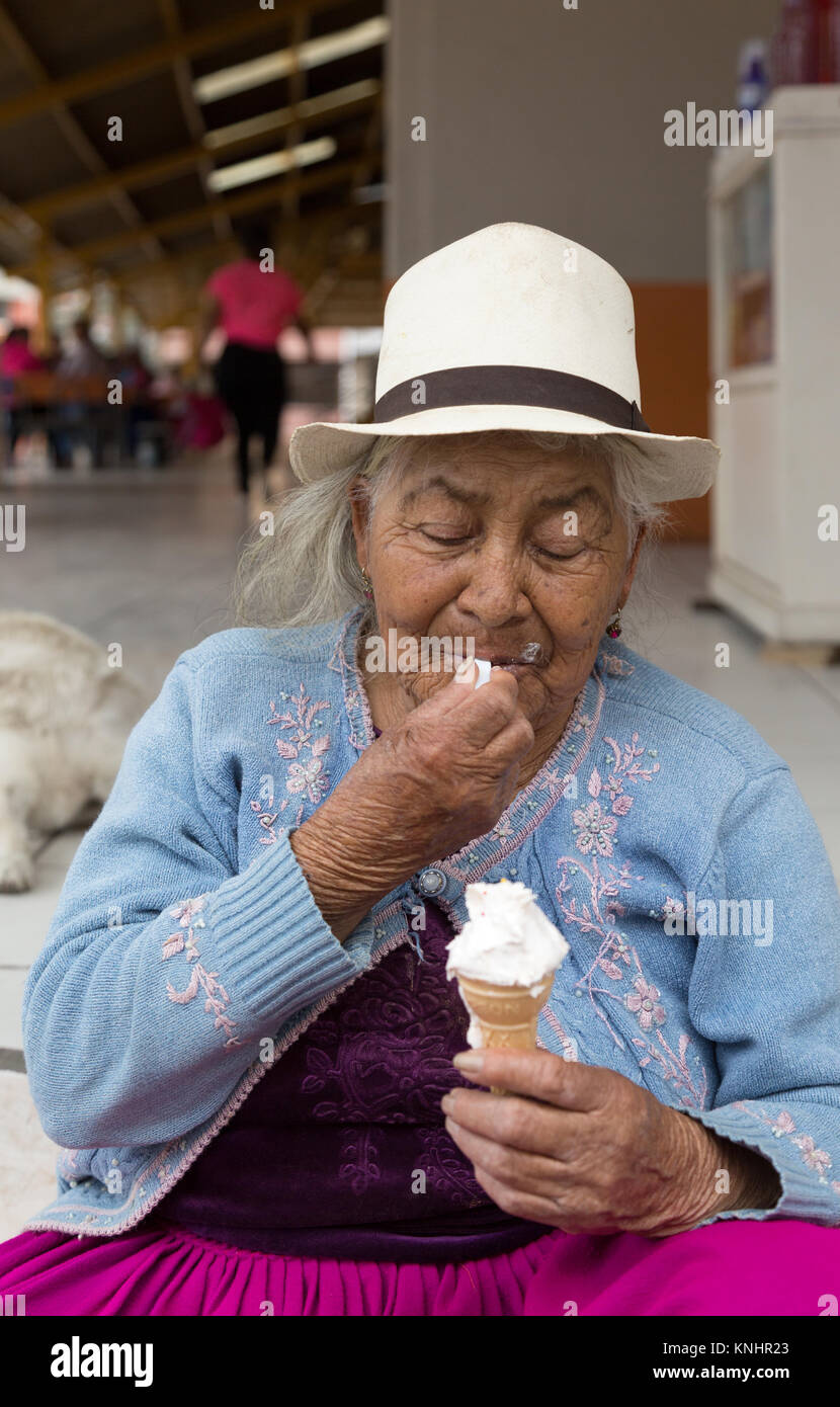 Ecuador donna - un anziano indigeno donna ecuadoriana a mangiare il gelato, Cuenca, Ecuador America del Sud Foto Stock
