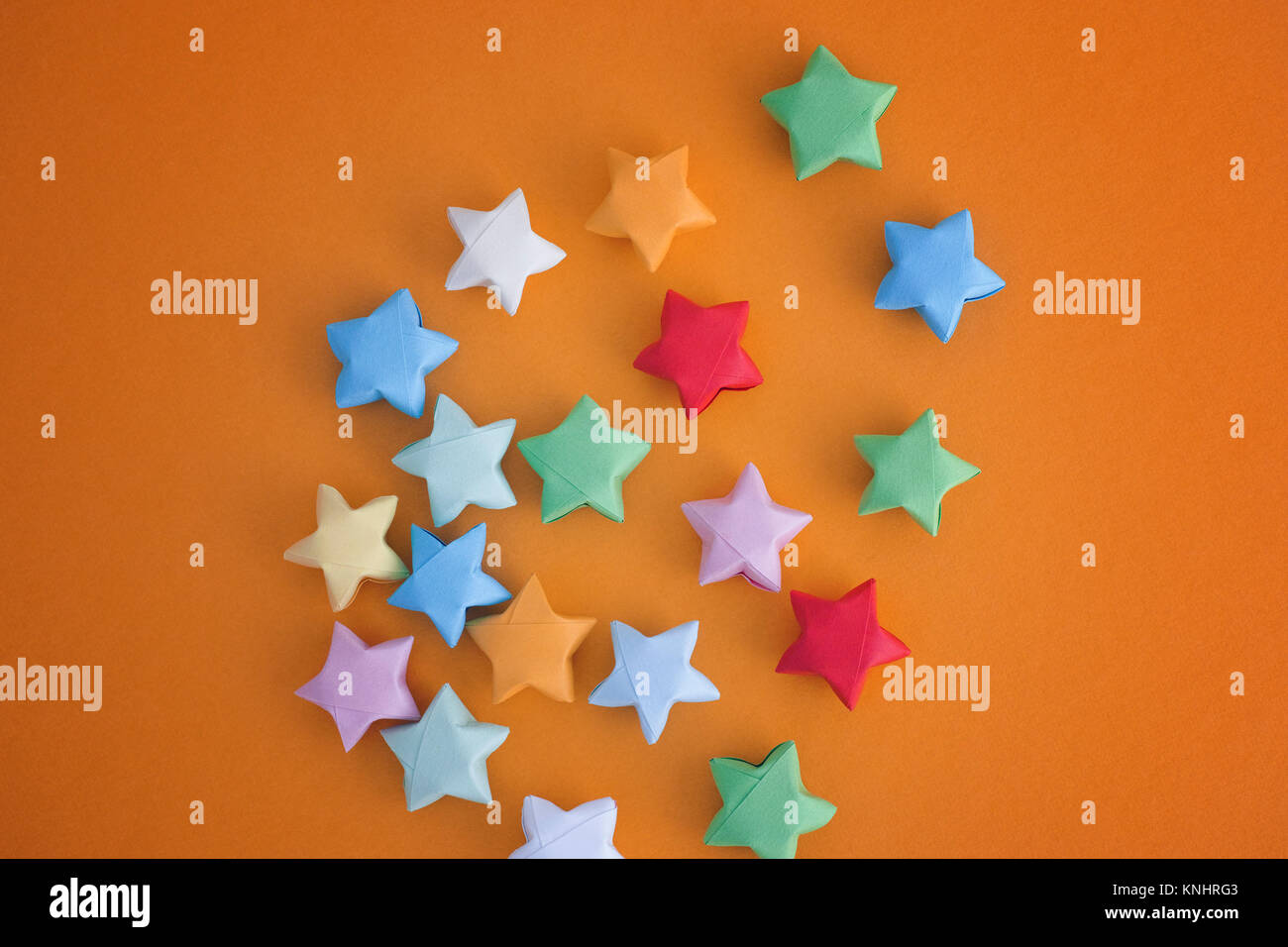 Origami colorati lucky stelle su sfondo giallo. Close up. Foto Stock