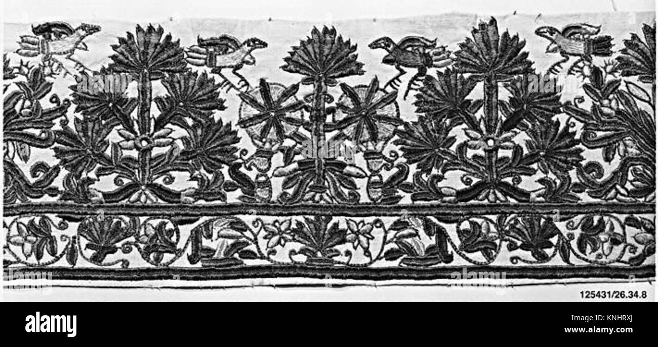 Un abito MET con ricami intricati, che dimostrano la raffinata maestria artigianale dei tessuti e il design decorativo, indicativo della moda di alto livello. Foto Stock