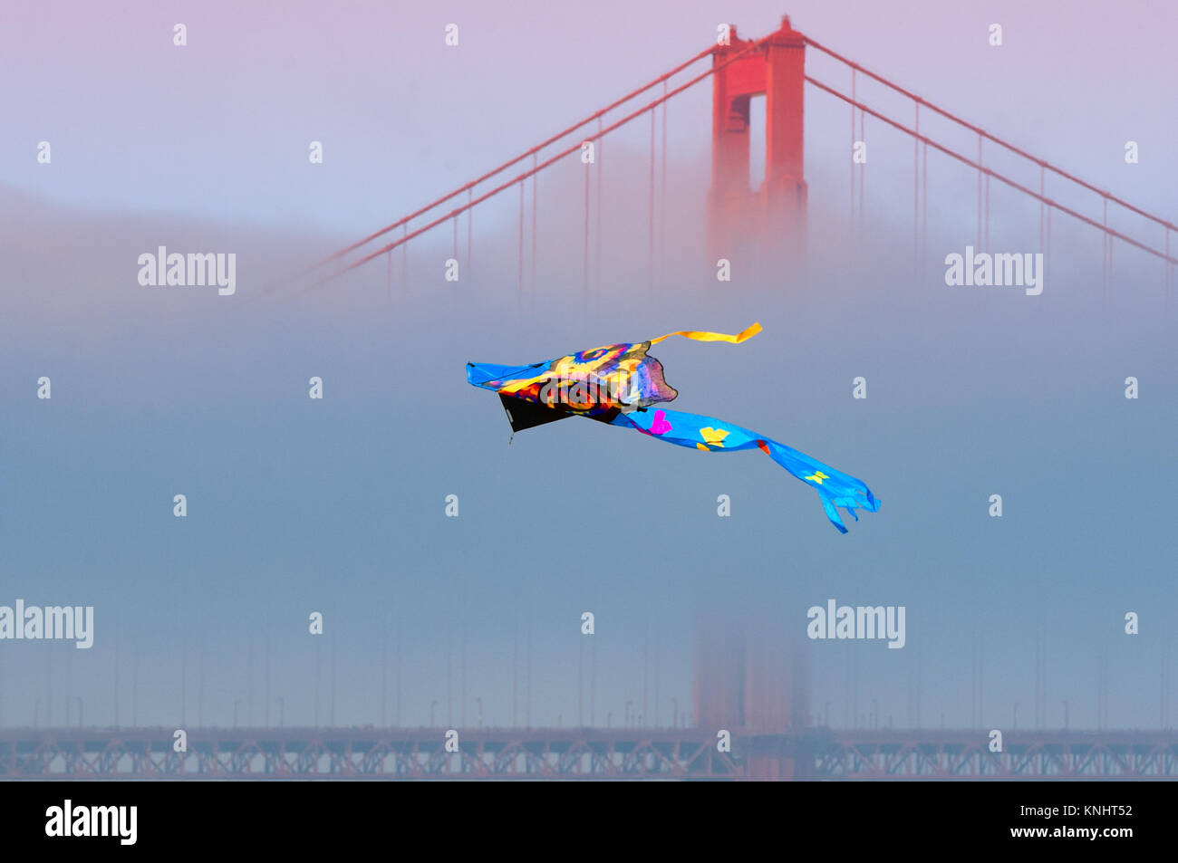 Flying Kyte con il Golden Gate sullo sfondo Foto Stock