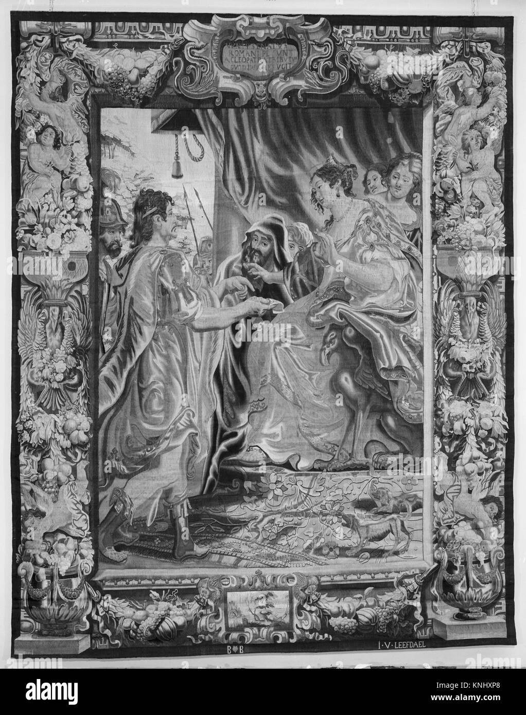 Illustrazione raffigurante Cleopatra che presenta un tributo a Roma, parte di una narrazione storica tratta da "la storia di Antonio e Cleopatra". L'opera d'arte mette in risalto figure storiche, abbigliamento e pratiche cerimoniali nell'antico Egitto e a Roma. Foto Stock