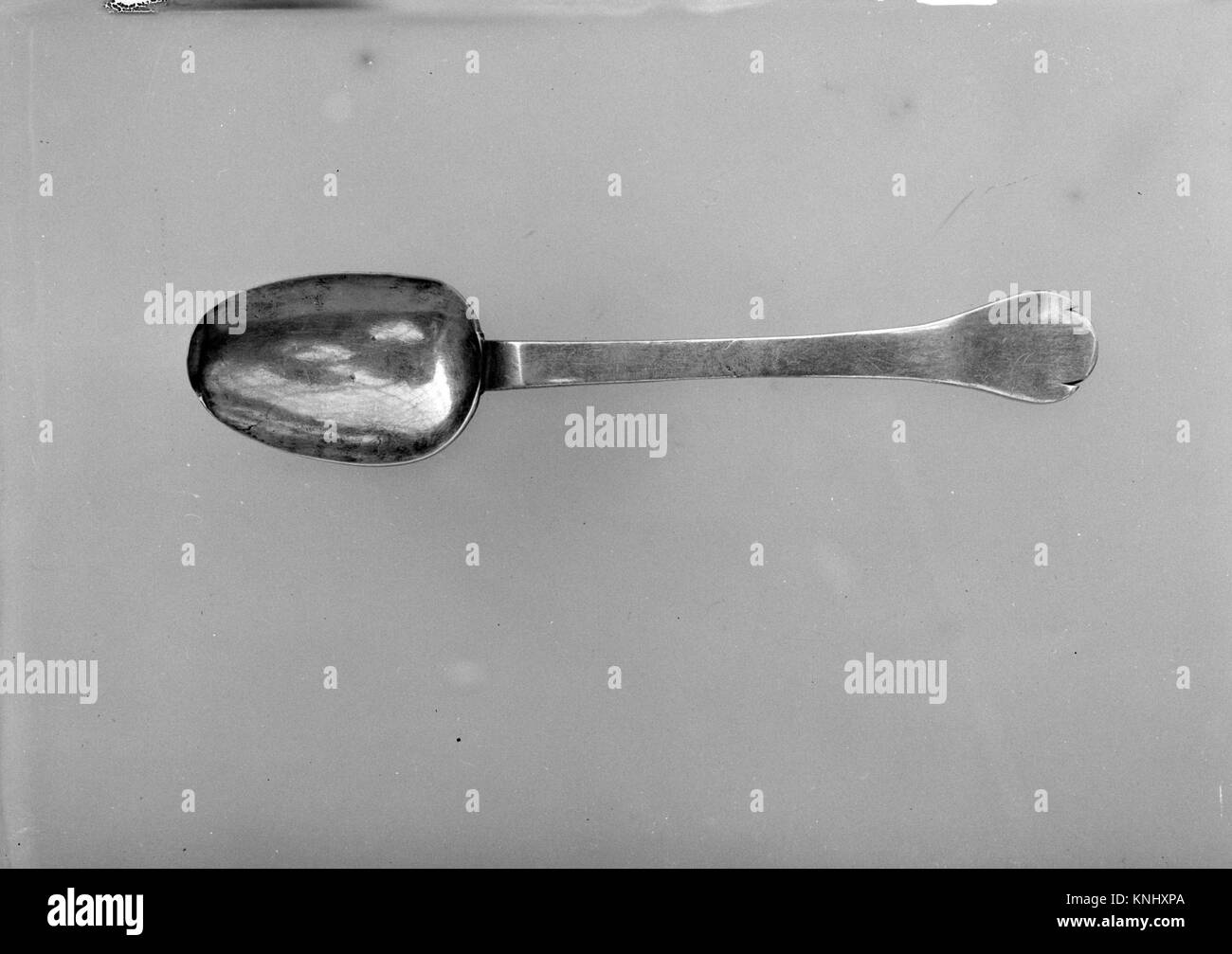 Un'illustrazione di un libro storico raffigurante un cucchiaio funerario, conservato per scopi di archivio ed educativi, che mostra le caratteristiche del materiale e del design. Foto Stock