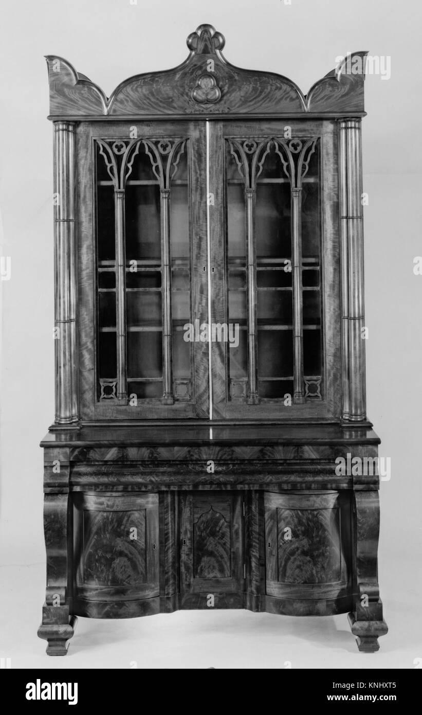 Una libreria americana del Metropolitan Museum, fatta di mogano e pino, circa 1835–1850. Il pezzo misura 91 1/4 x 49 x 27 3/8 pollici ed è stato donato da John C. Cattus. E' illustrato in un libro storico che mostra il design e l'artigianato dei mobili. Foto Stock Una libreria americana del Metropolitan Museum, fatta di mogano e pino, circa 1835–1850. Il pezzo misura 91 1/4 x 49 x 27 3/8 pollici ed è stato donato da John C. Cattus. E' illustrato in un libro storico che mostra il design e l'artigianato dei mobili. Foto Stock