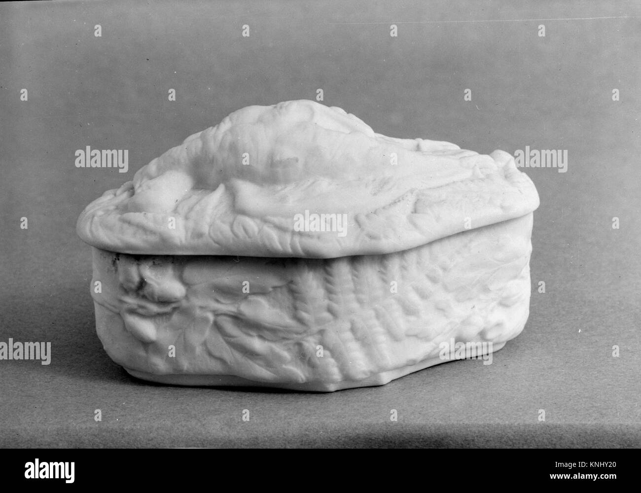 Questa scatola in porcellana parigina americana, creata tra il 1830 e il 1870, presenta un design classico e una raffinata lavorazione artigianale. Fu donato al MET dal Dr. Charles W. Green nel 1947. Foto Stock