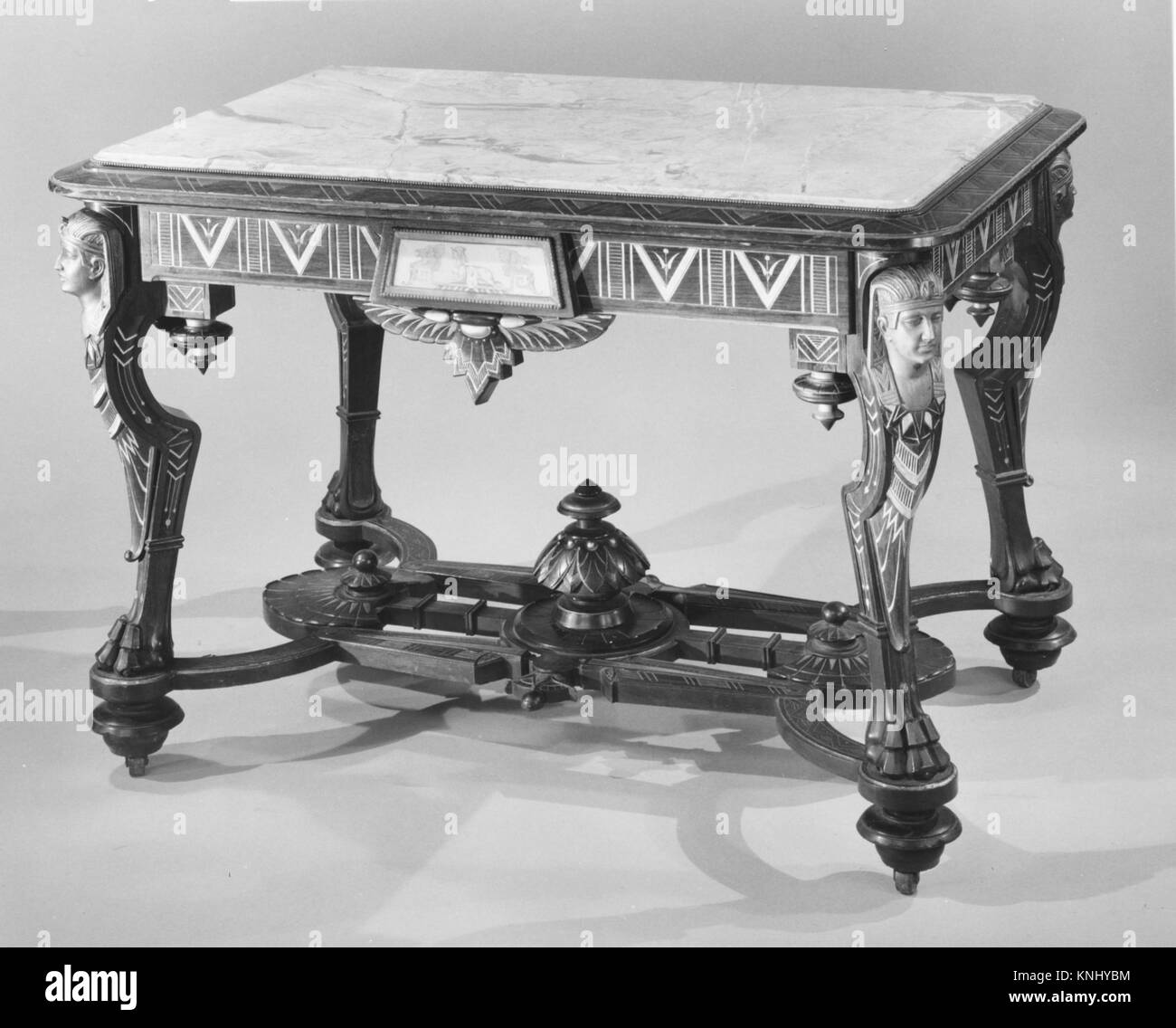 Illustrazione di una tavola centrale del XIX secolo attribuita a Pottier e Stymus, realizzata in palissandro, noce e marmo, conservata nelle collezioni museali per lo studio storico e del design. Foto Stock