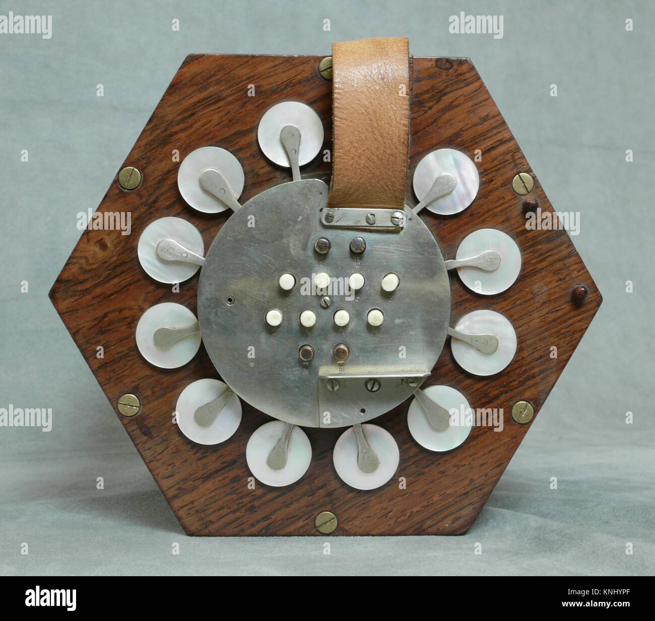 Questa concertina del XIX secolo della collezione MET è un piccolo strumento musicale portatile che produce suoni utilizzando mantici e un meccanismo a tastiera, simile a una fisarmonica. Riflette l'artigianato e le pratiche musicali del suo periodo. Foto Stock