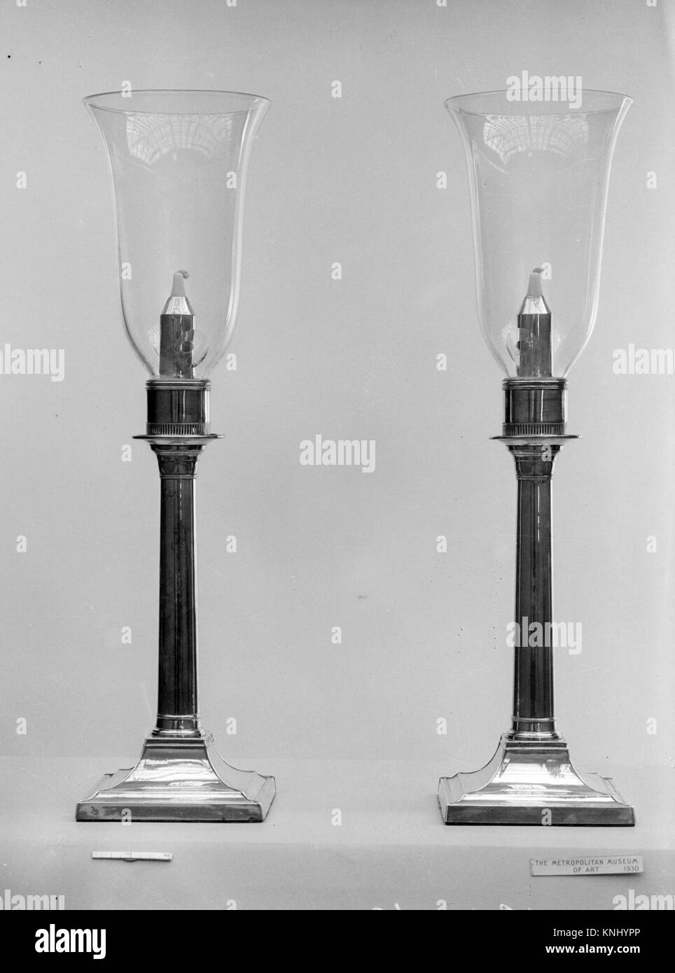 Candelabro con ombra incontrato 81012 1371 Candelabro con ombra, ca. 1790, Sheffield silver plate, vetro, con ombra: H. 19 1/2 in. (49,5 cm). Il Metropolitan Museum of Art di New York. La Collezione Sylmaris, dono di George Coe Graves, 1930 (30.120.144a,b) Foto Stock