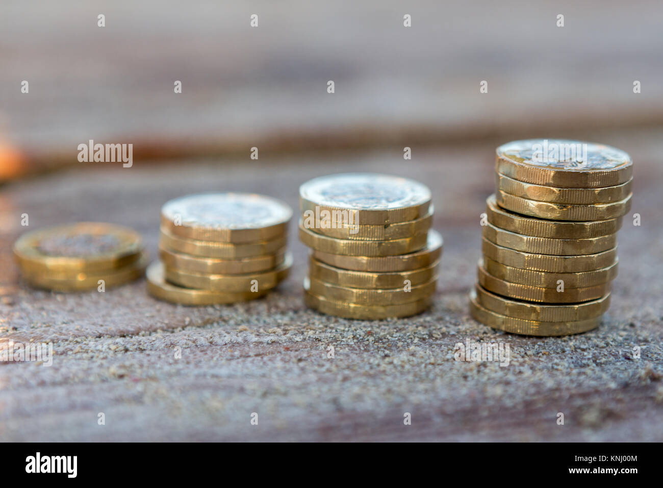 Foto di quattro pile British pound monete. Regno Unito denaro, nuovo chili in una luce calda. Foto Stock