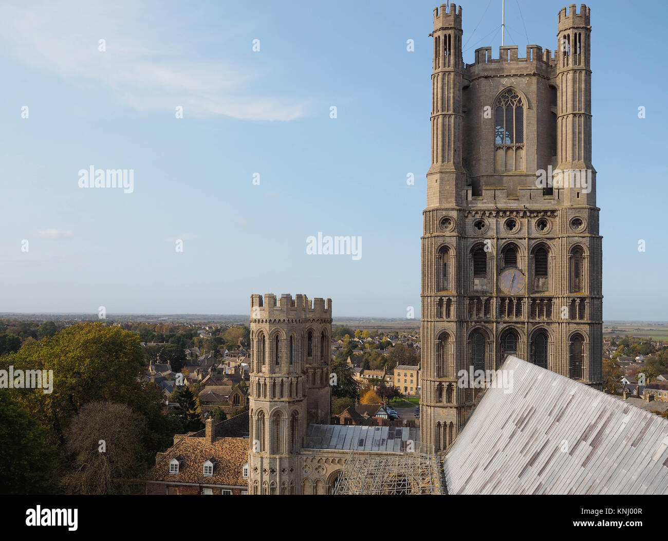 Immagine presa mentre sul tetto in corrispondenza della base della lanterna, LOOKNG verso il West Tower, Cattedrale di Ely, Ely, Cambridgeshire Foto Stock