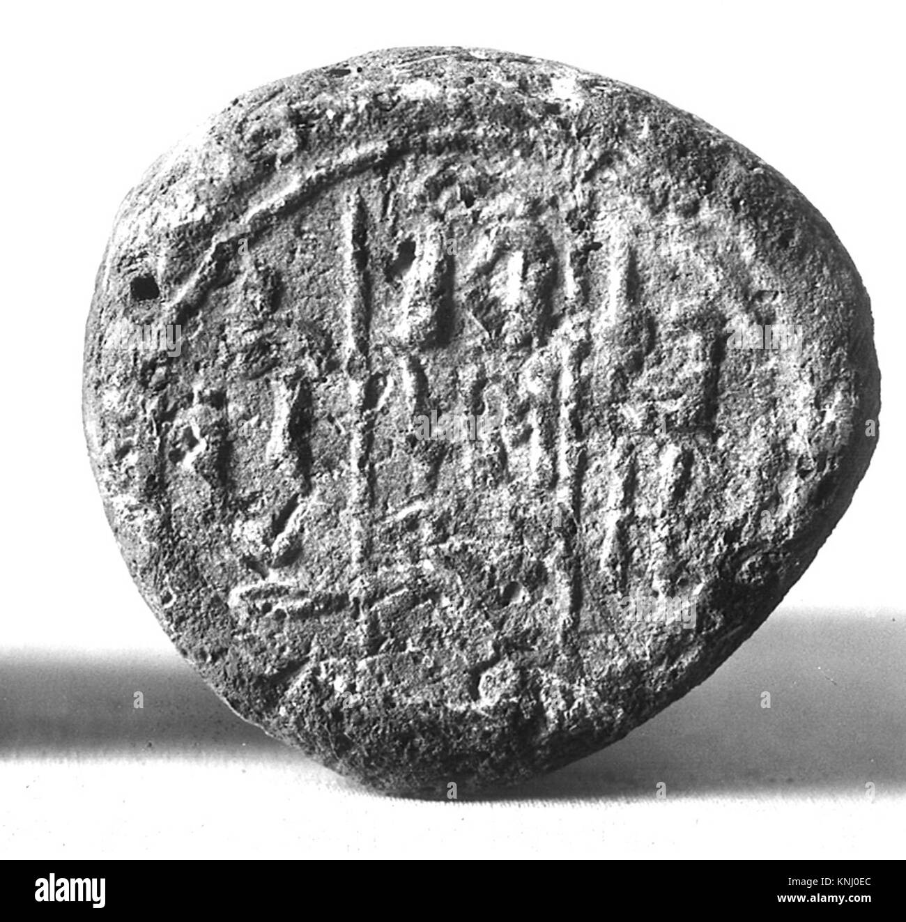 Questo cono funerario in argilla, risalente al nuovo Regno (circa 1550–1352 a.C.), fu utilizzato come decorazione architettonica sulle facciate delle tombe. Reca un'iscrizione con il nome e i titoli del defunto, Djehutynefer, uno scriba reale. Il cono era probabilmente disposto in file lungo il bordo superiore delle facciate private della tomba per garantire il ricordo del defunto nell'aldilà. Foto Stock