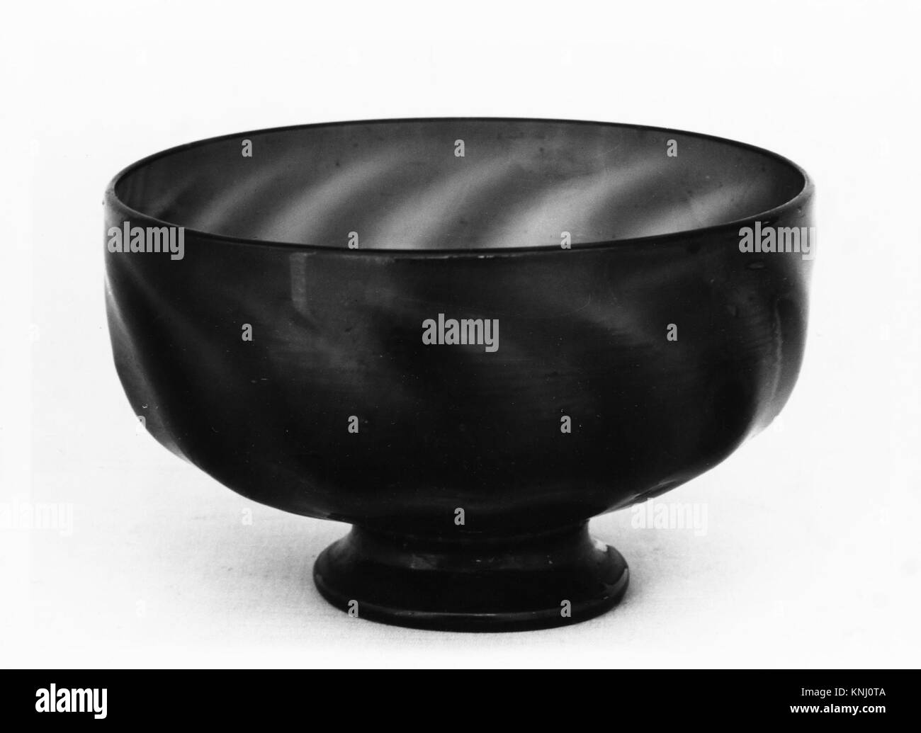 Una ciotola di vetro al piombo americana catalogata come MET 17427.675, risalente al 1780-1820, che documenta materiale, modello e forma nella collezione del museo. Foto Stock