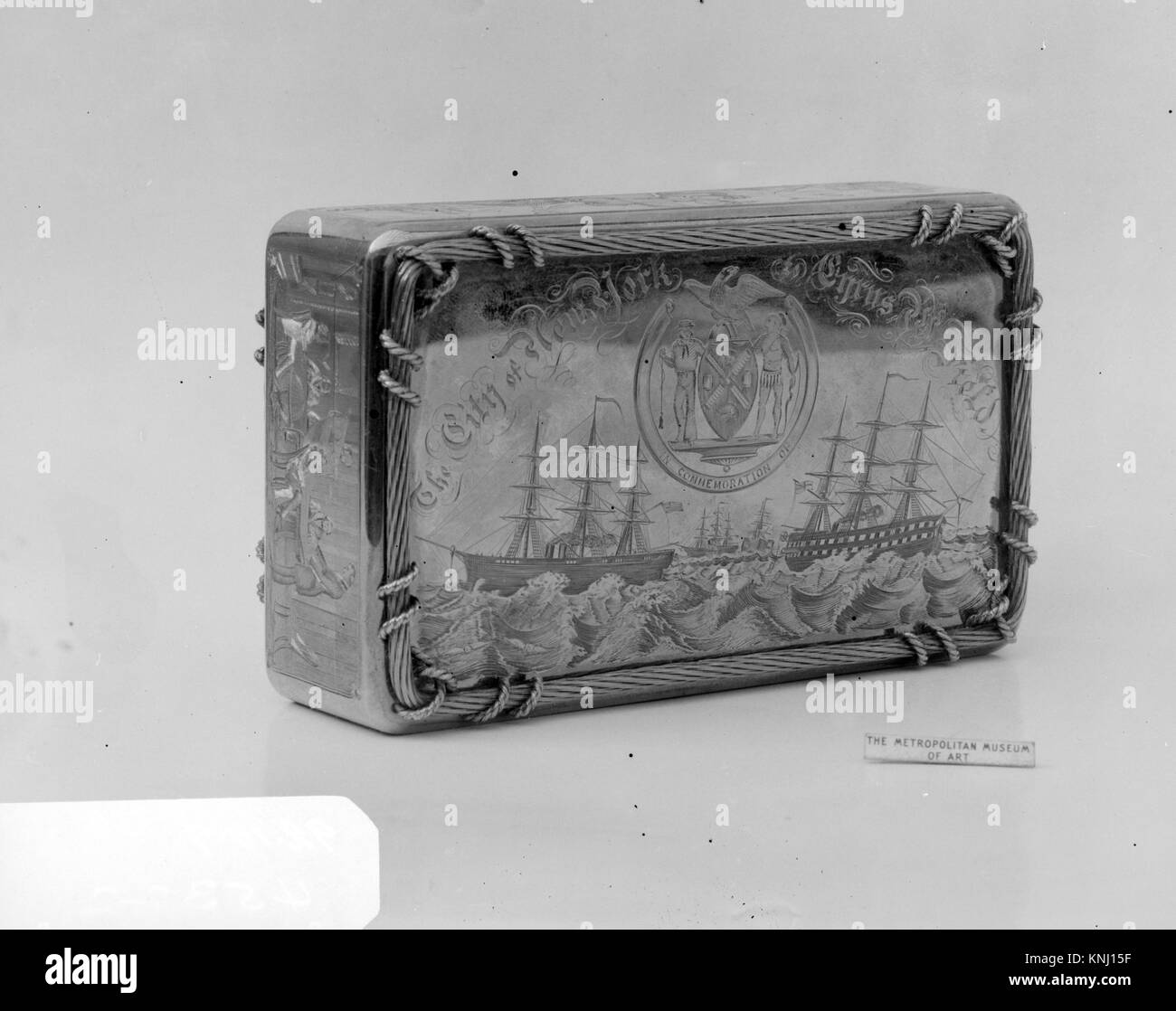 Una scatola d'oro realizzata da Tiffany & Co., datata 1859, conservata dal Metropolitan Museum of Art, che illustra la lavorazione dei metalli e l'artigianato decorativo nel design del XIX secolo. Foto Stock