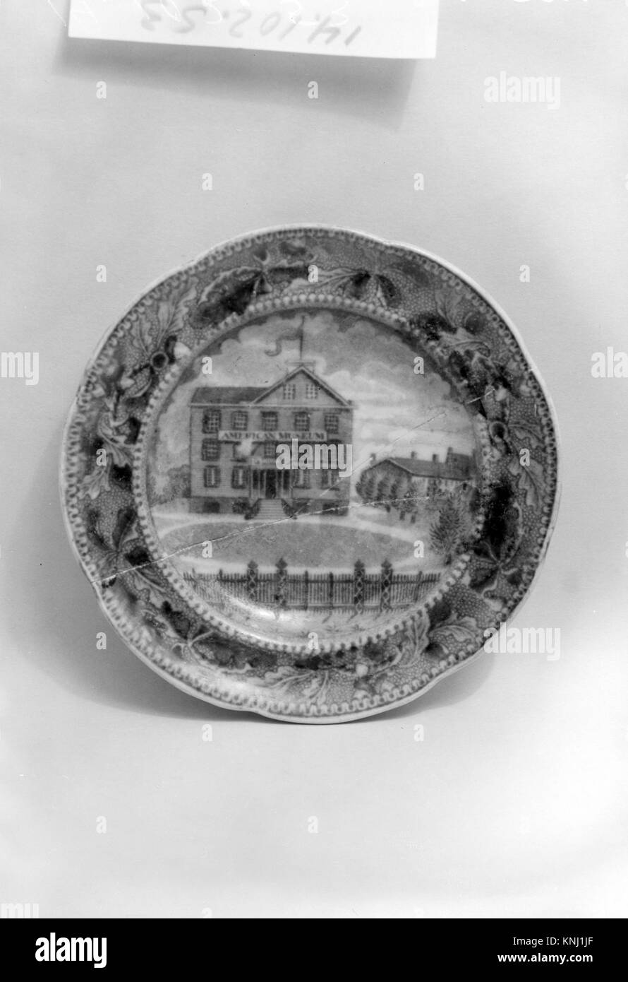 Questo piatto di tazze, realizzato da Ralph Stevenson & Williams tra il 1825 e il 1827, dimostra le prime tecniche di stampa a trasferimento su terracotta, mettendo in risalto il design decorativo e le stoviglie del XIX secolo. Foto Stock