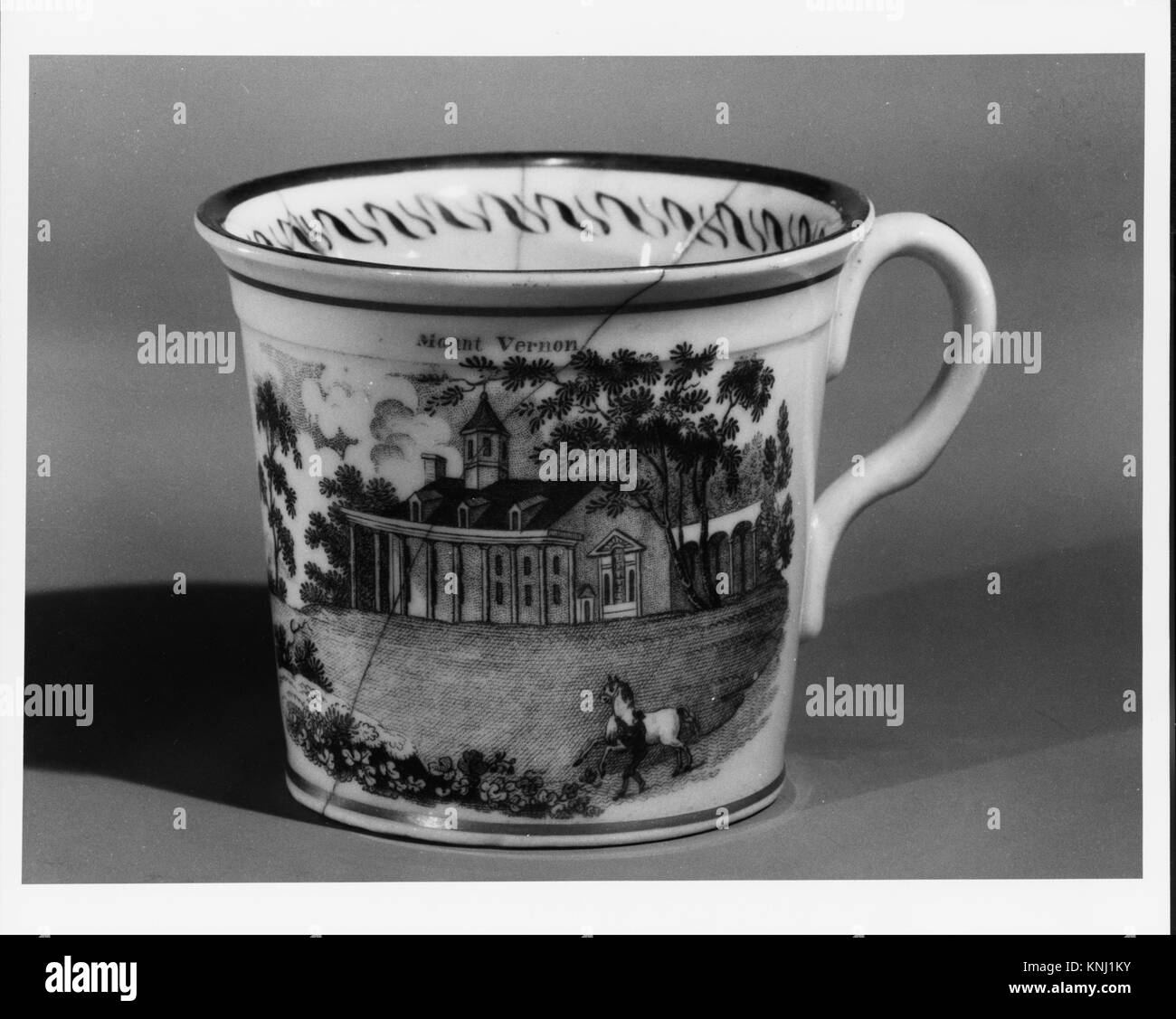 Questa tazza in porcellana, stampata a trasferimento e realizzata intorno al 1804–1835 per il mercato americano, mette in risalto l'artigianato britannico e il design decorativo intricato. Foto Stock